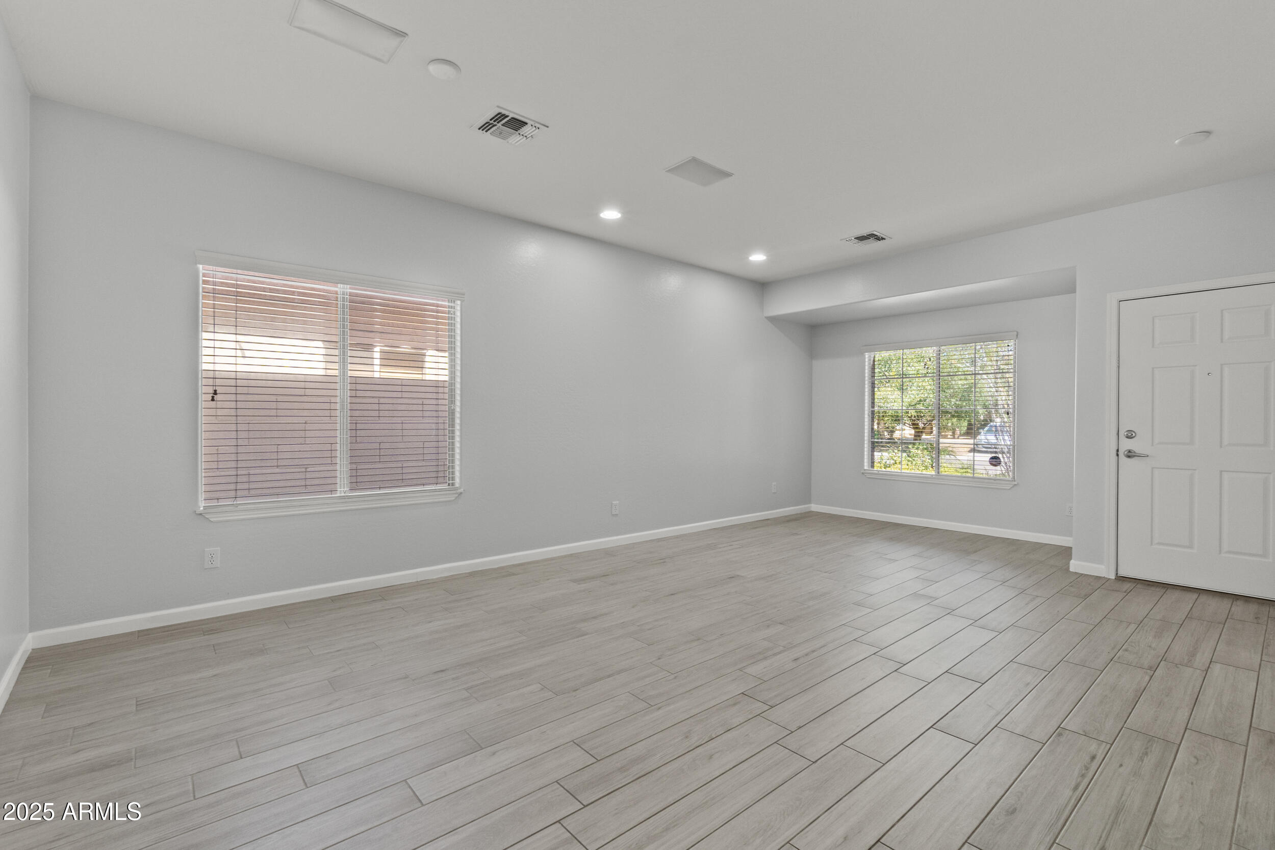5231 W DESERT HOLLOW Drive