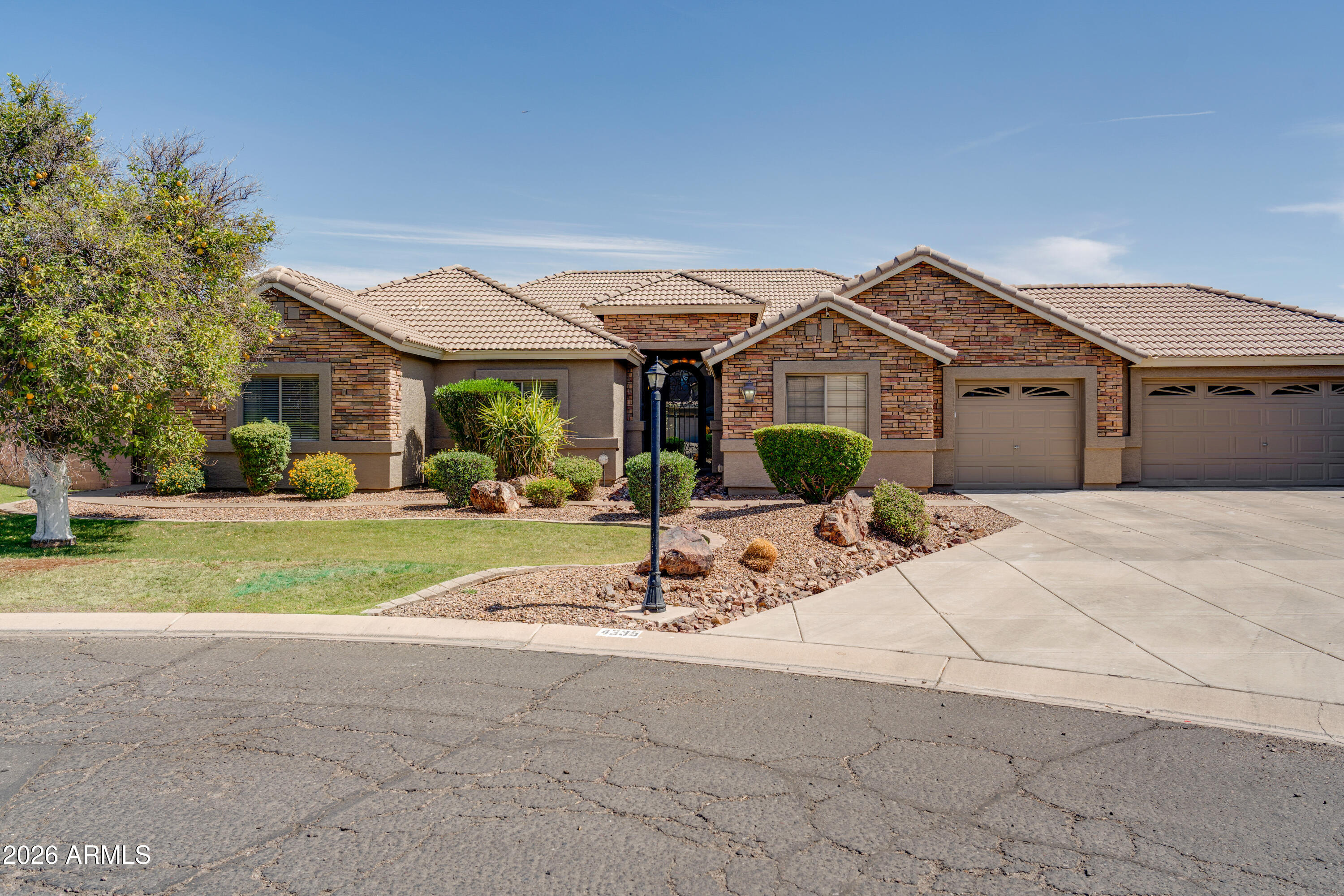 4335 E FOX Circle