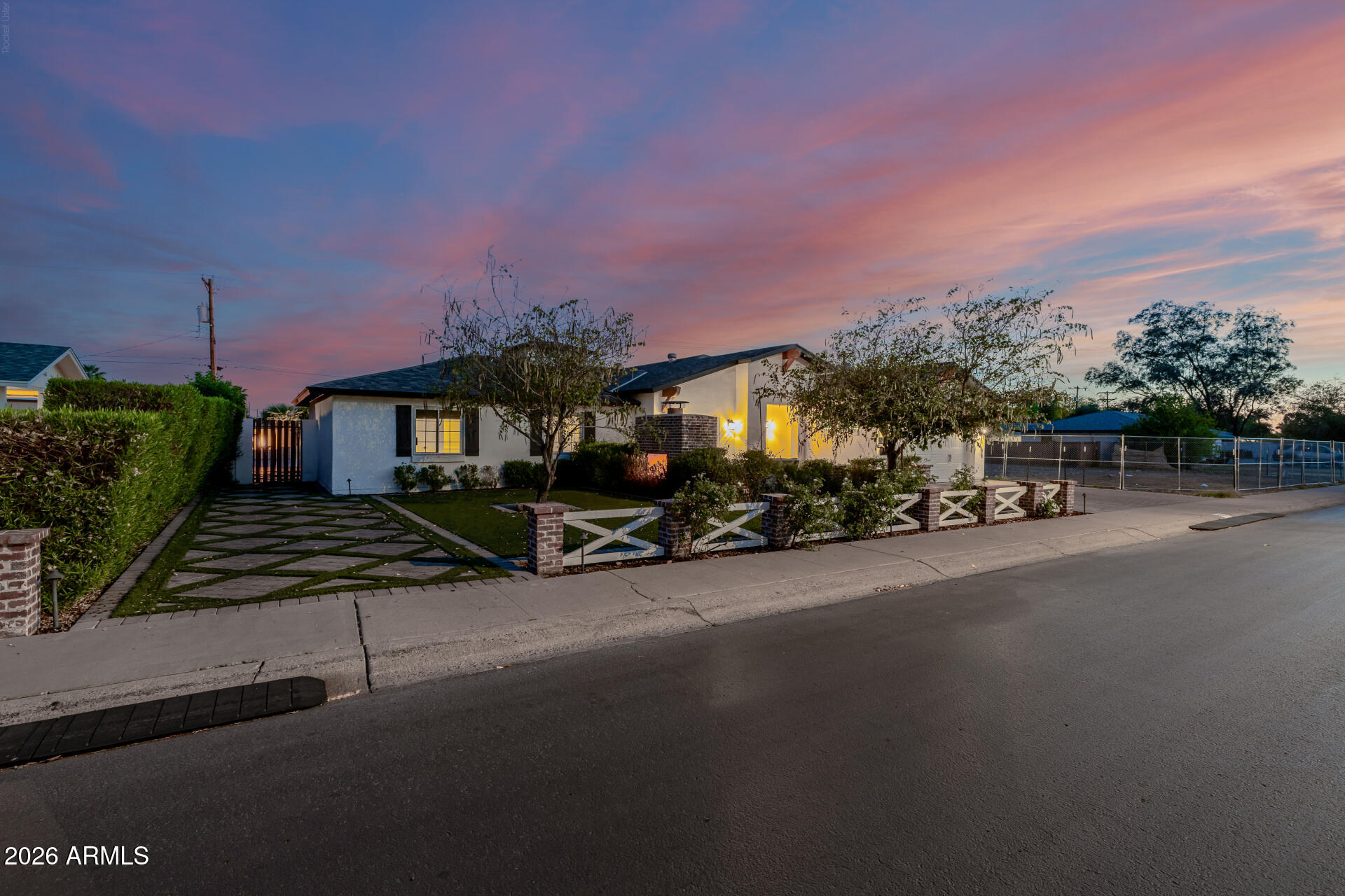 4021 E GLENROSA Avenue