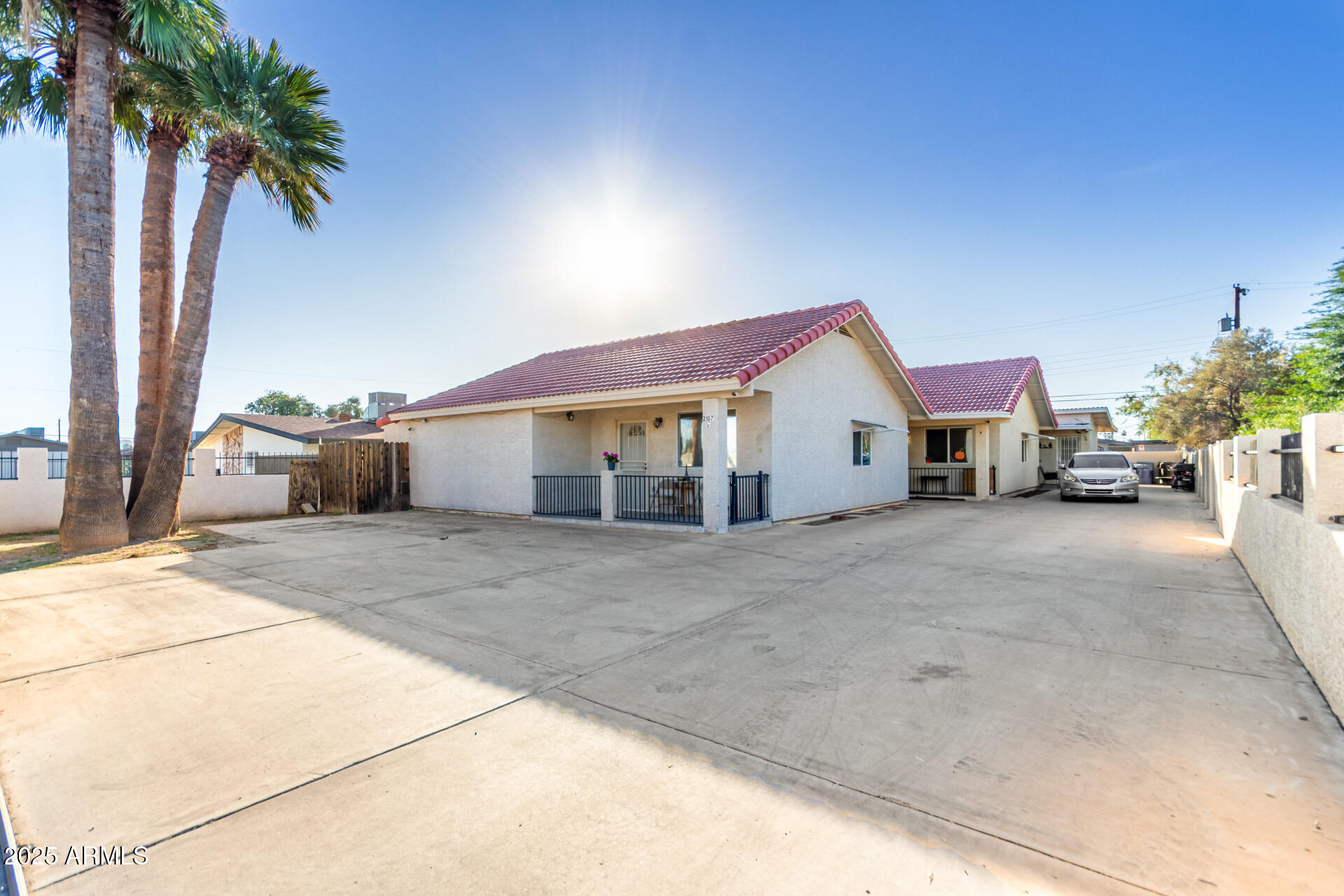 2107 W GLENROSA Avenue