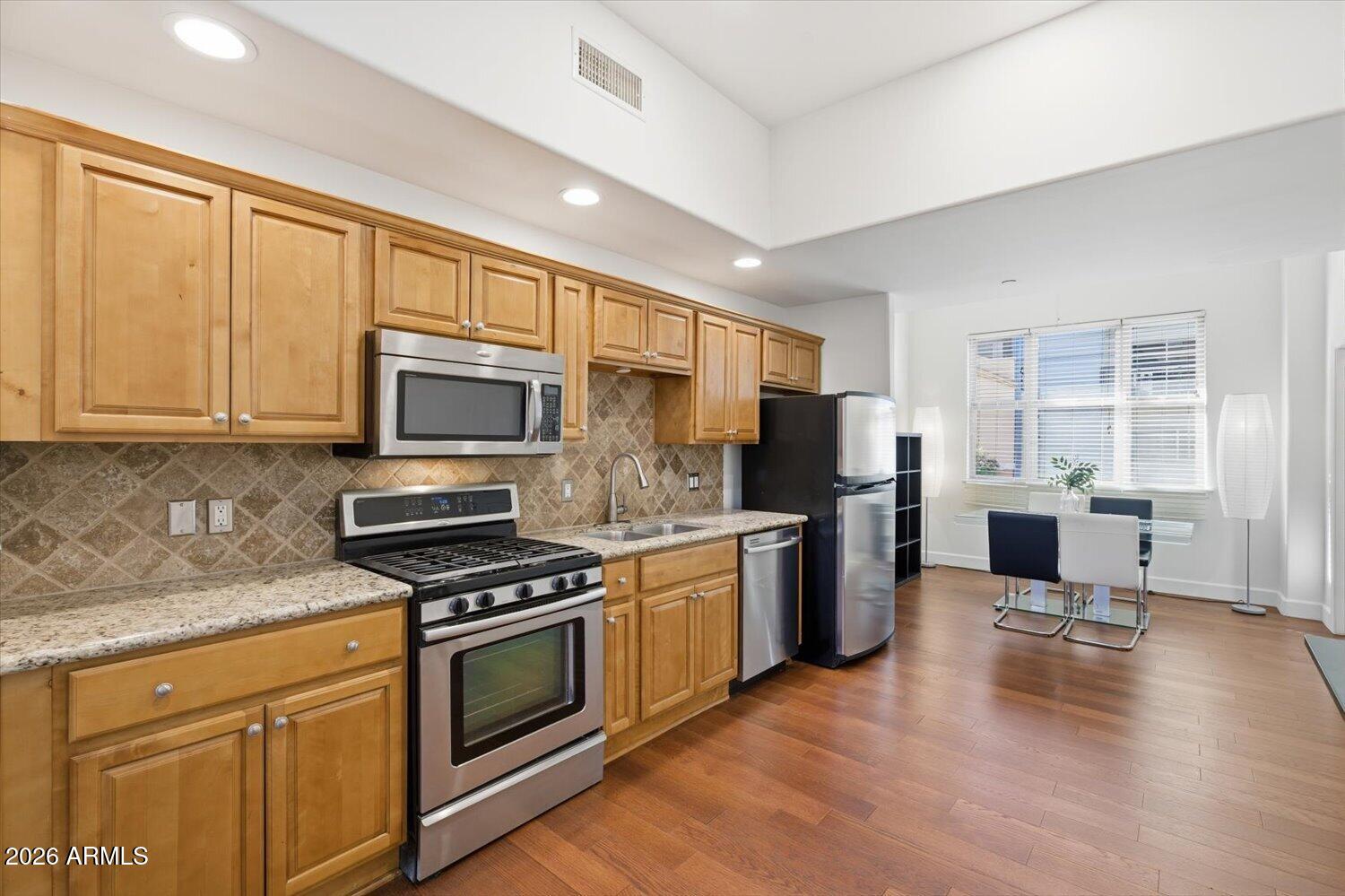 637 S ROOSEVELT Street