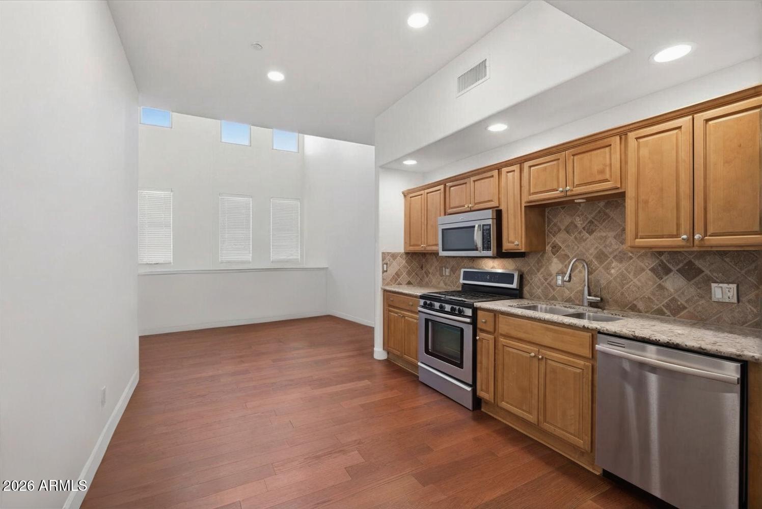 637 S ROOSEVELT Street