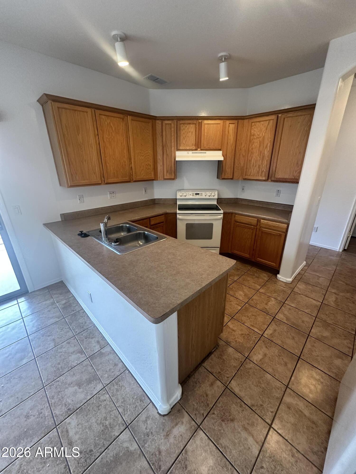 44 S GREENFIELD Road 9