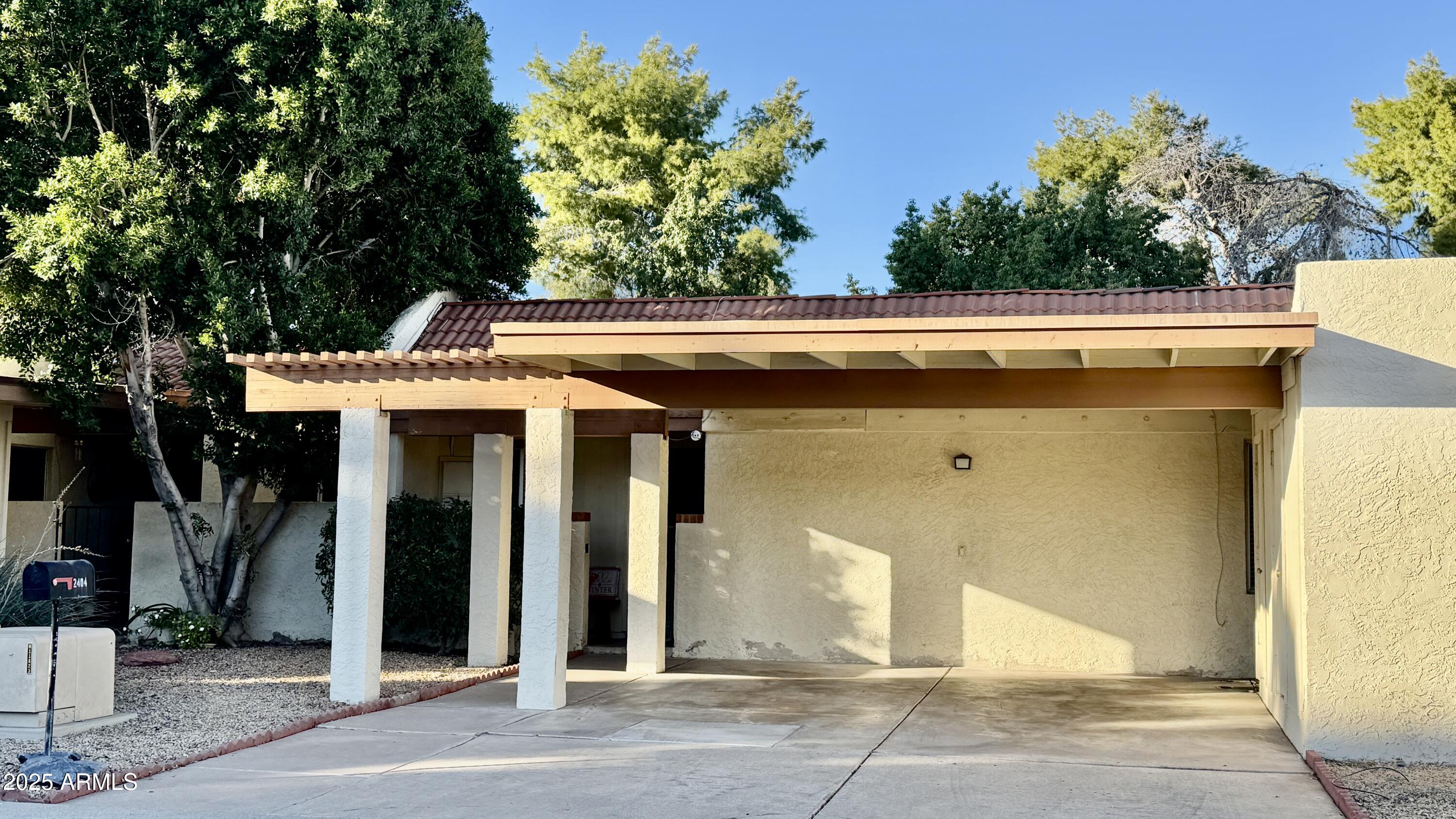 2404 W RUE DE LAMOUR Avenue