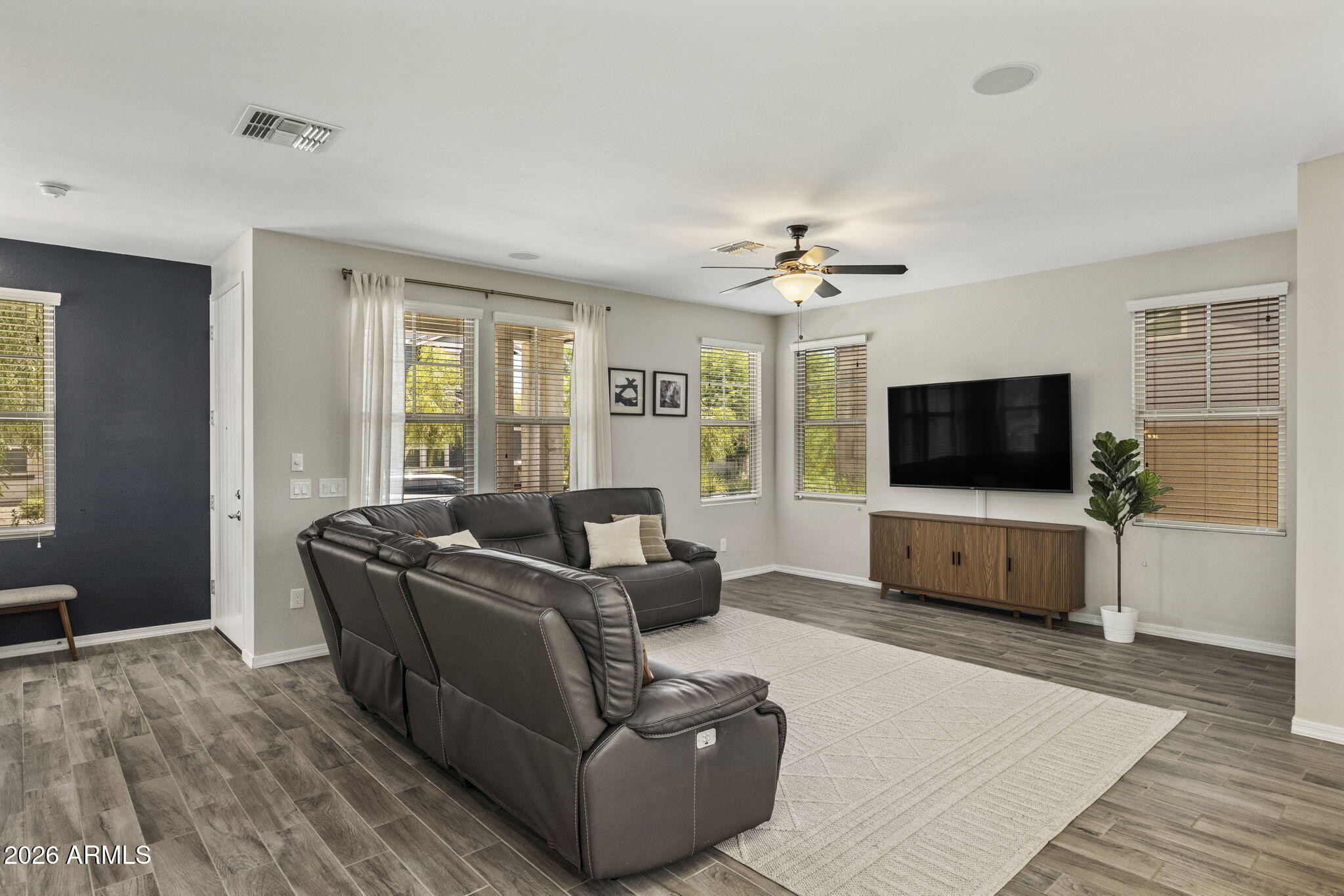 2022 W DESERT HOLLOW Drive