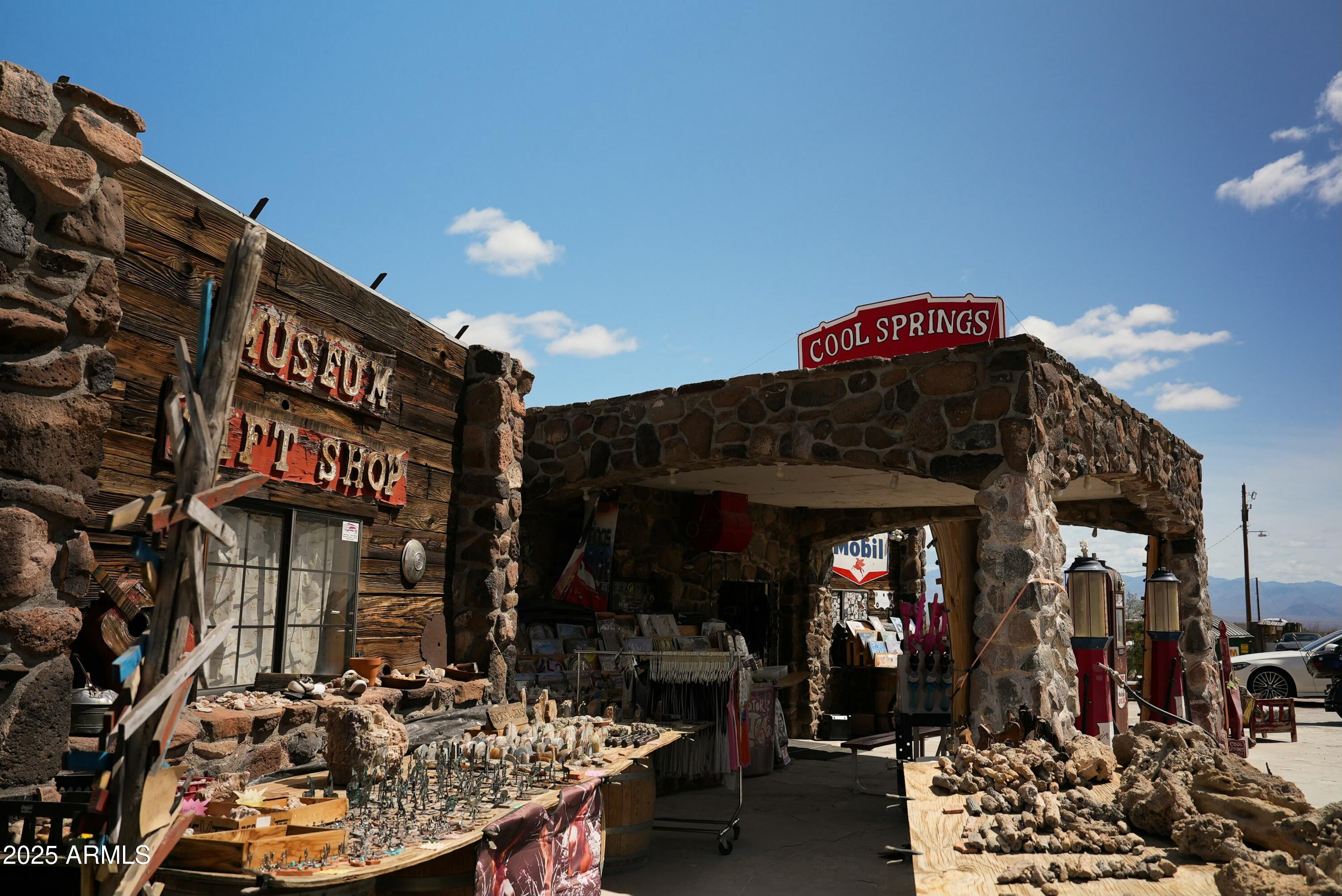- W Oatman Highway -- -