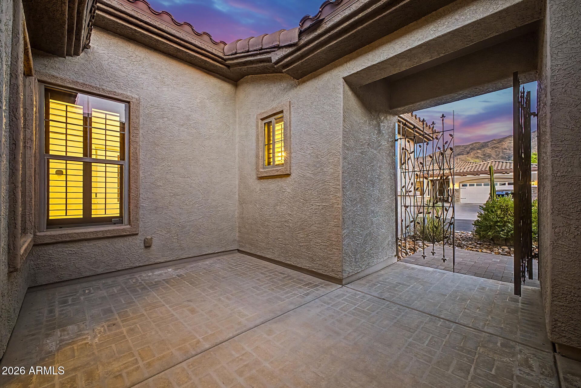 2416 W KACHINA Trail