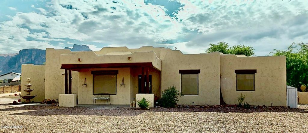 Photo of 463 N Mountain View Road, Apache Junction, AZ 85119 (MLS # 6976135)