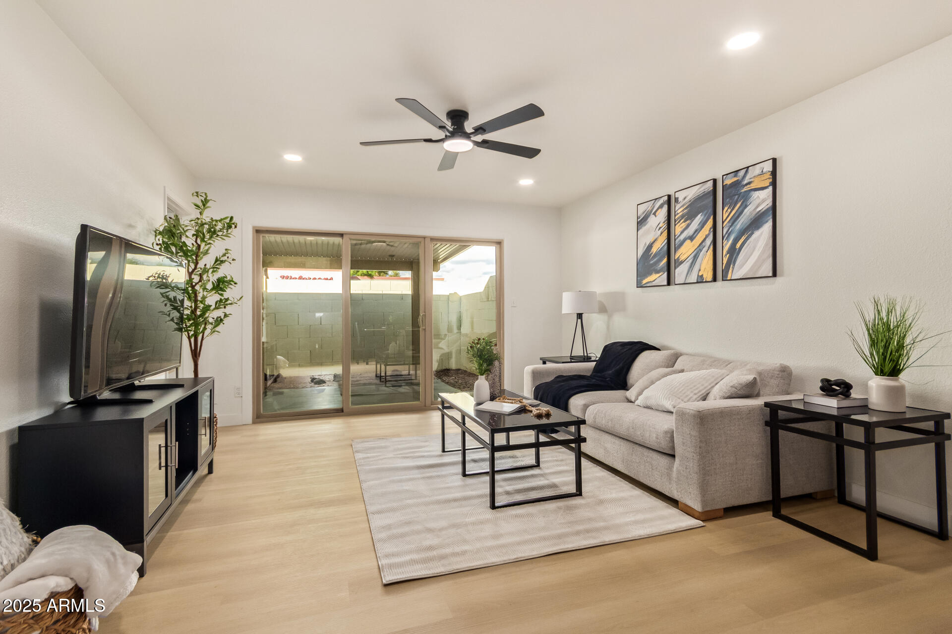 2440 W RUE DE LAMOUR Avenue W