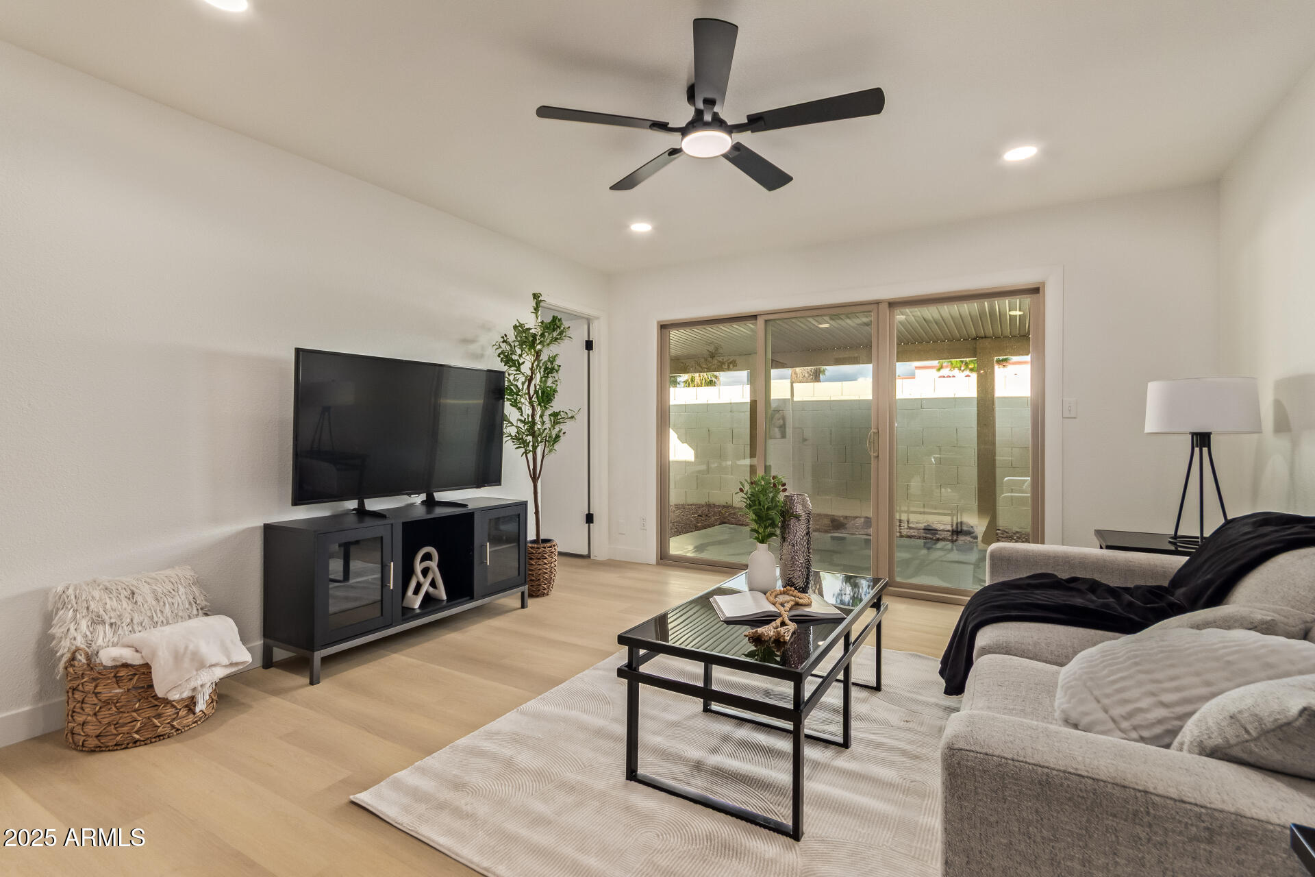 2440 W RUE DE LAMOUR Avenue W