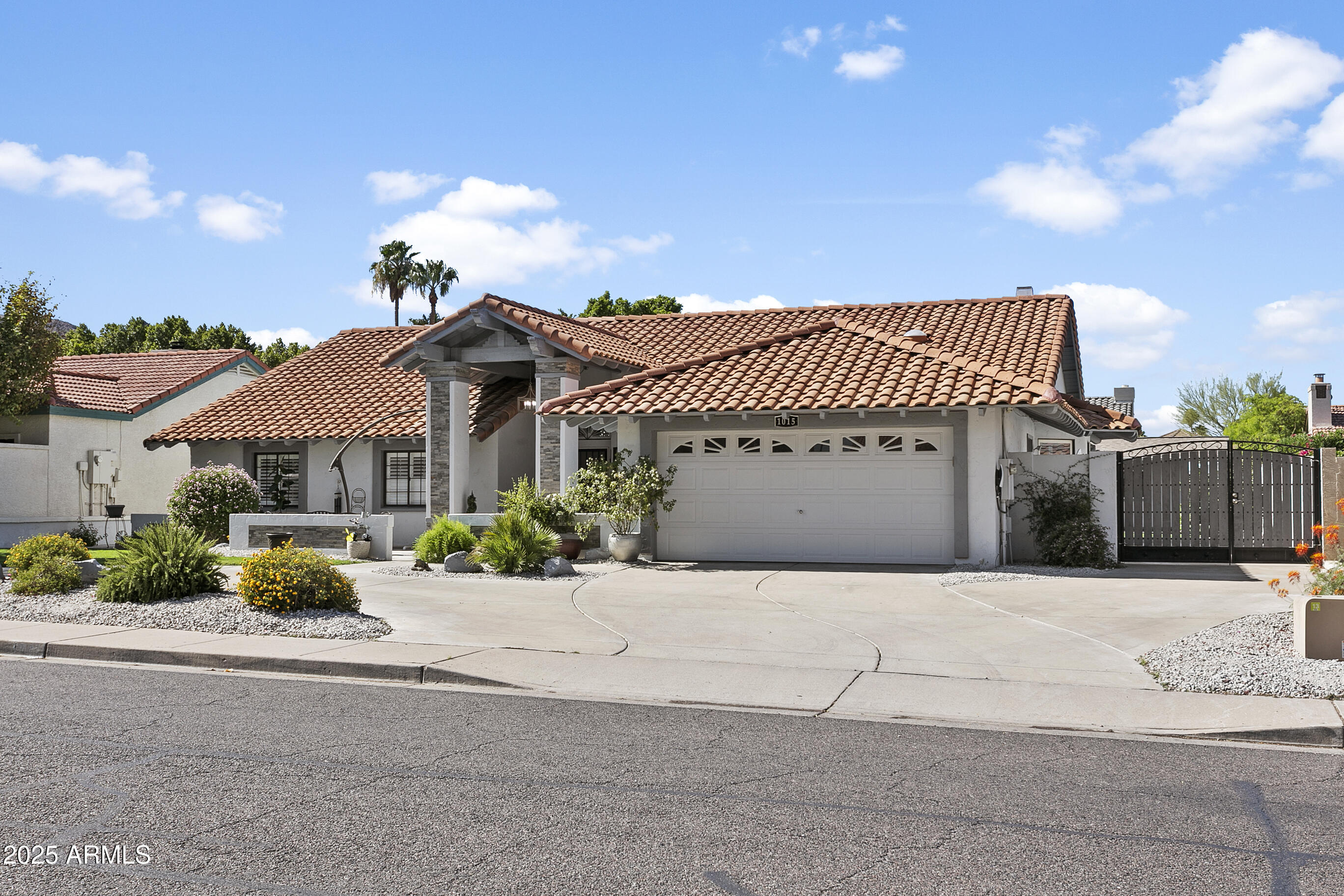 1015 E PARADISE Lane
