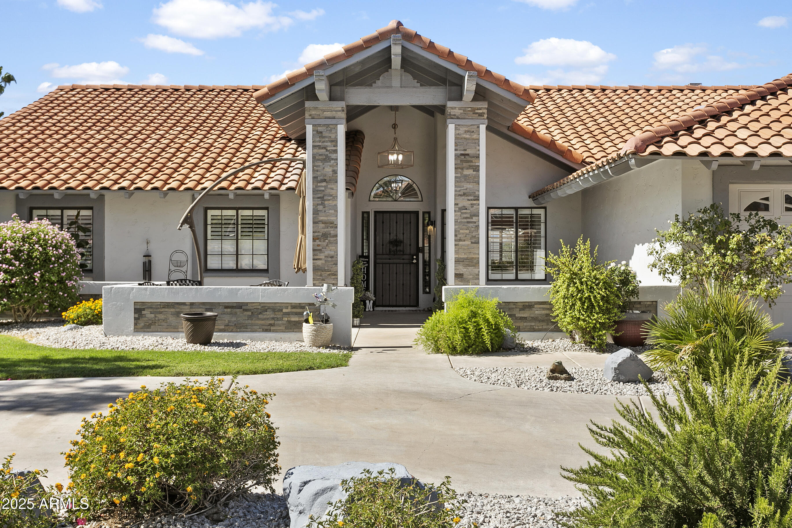1015 E PARADISE Lane