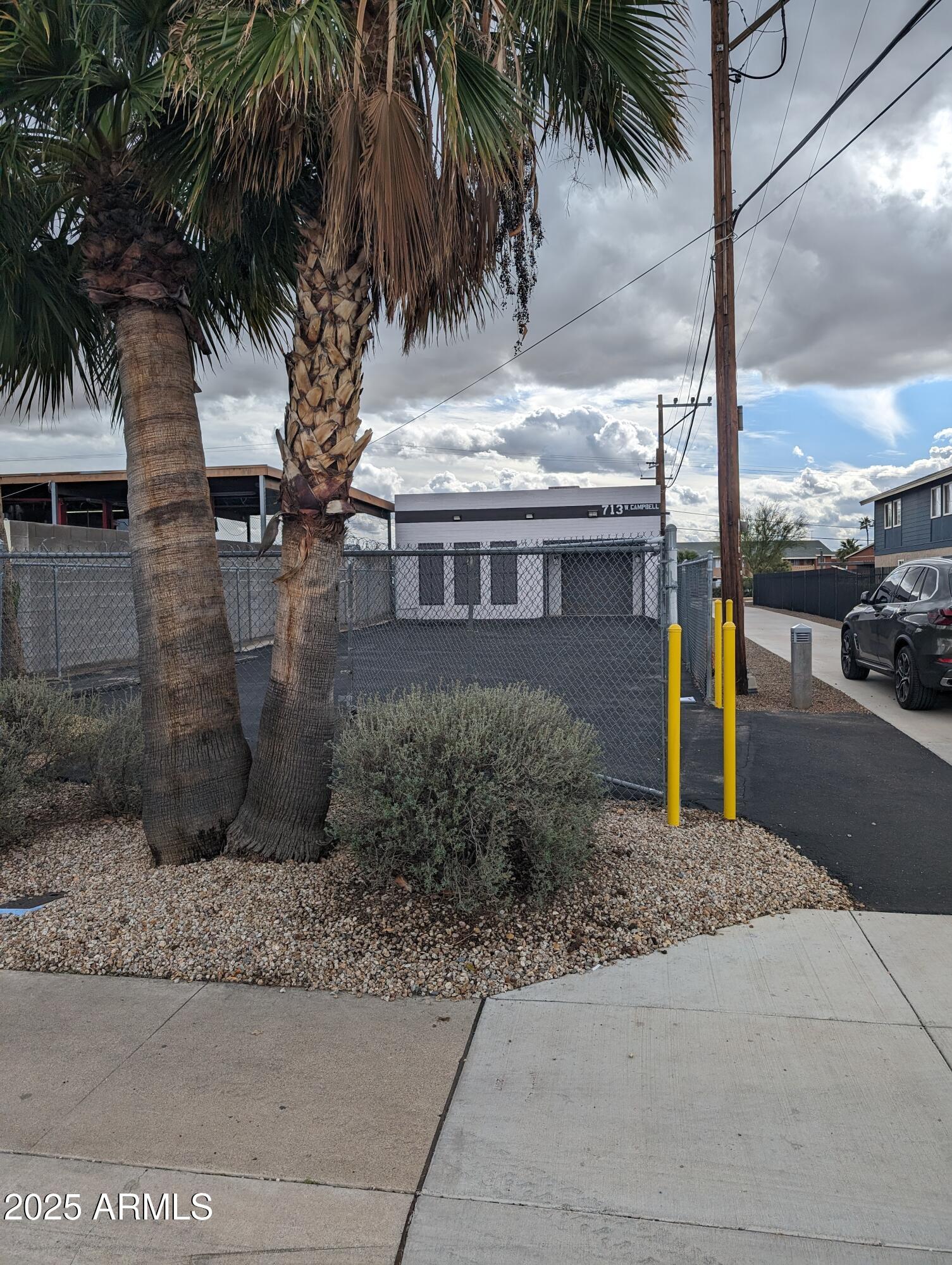 713 W CAMPBELL Avenue