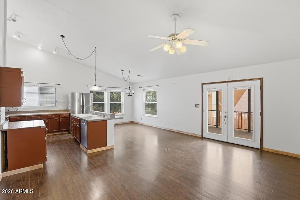 Properties 705 W SHERWOOD Drive