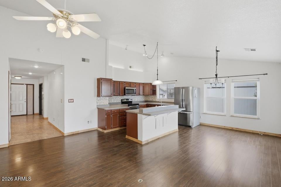 Properties 705 W SHERWOOD Drive