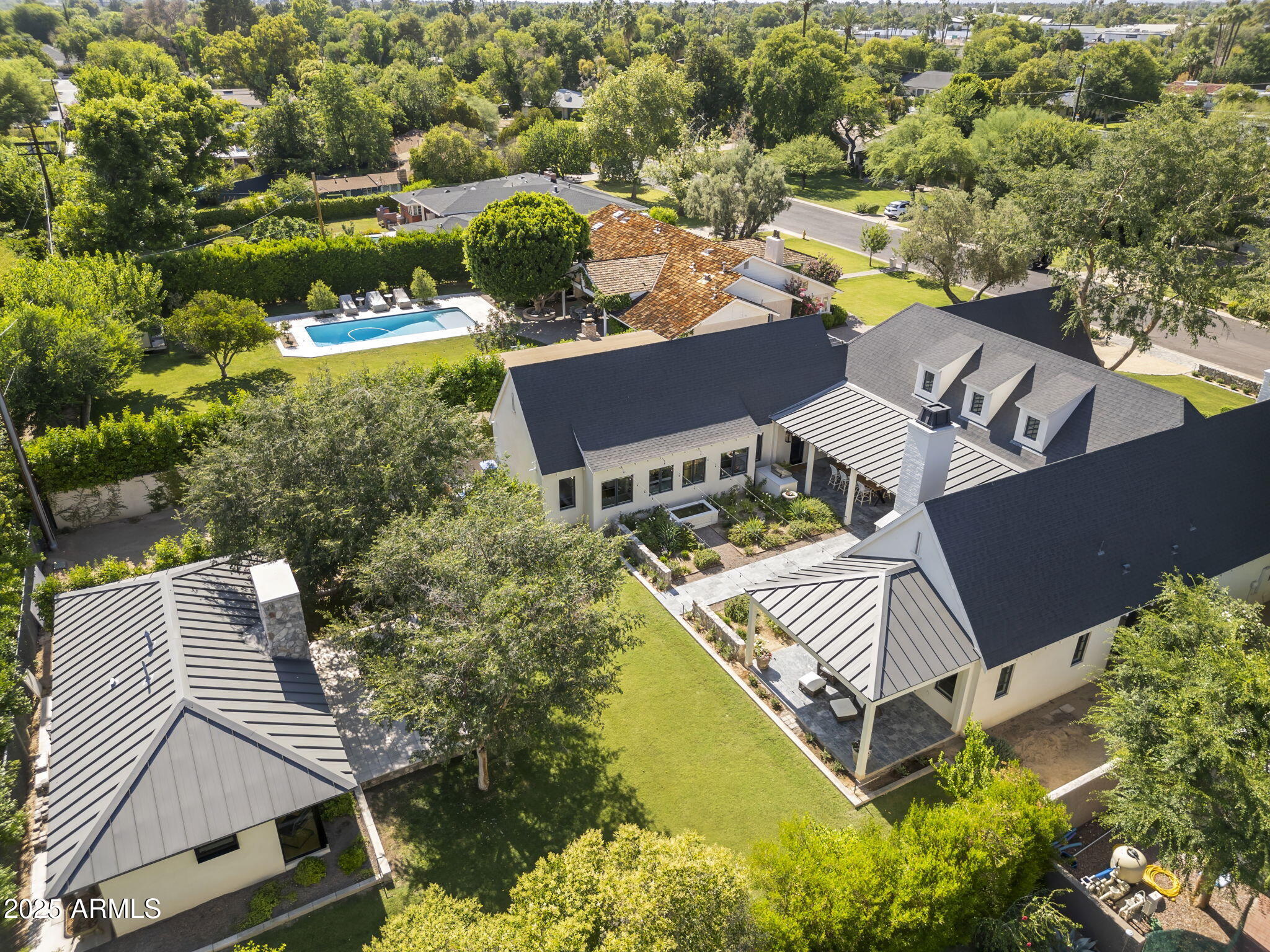 325 W SOLANO Drive
