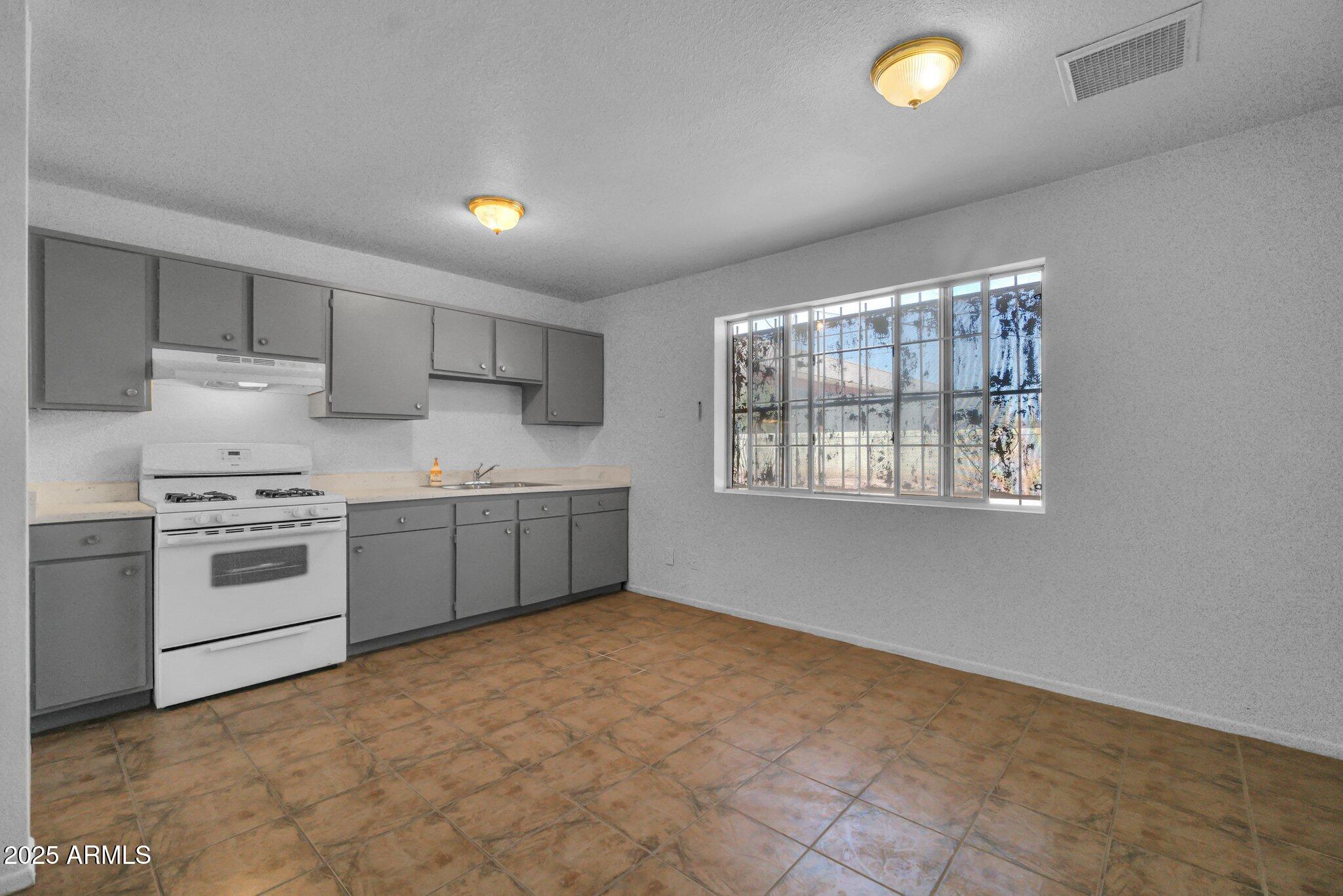 2124 E MOBILE Lane