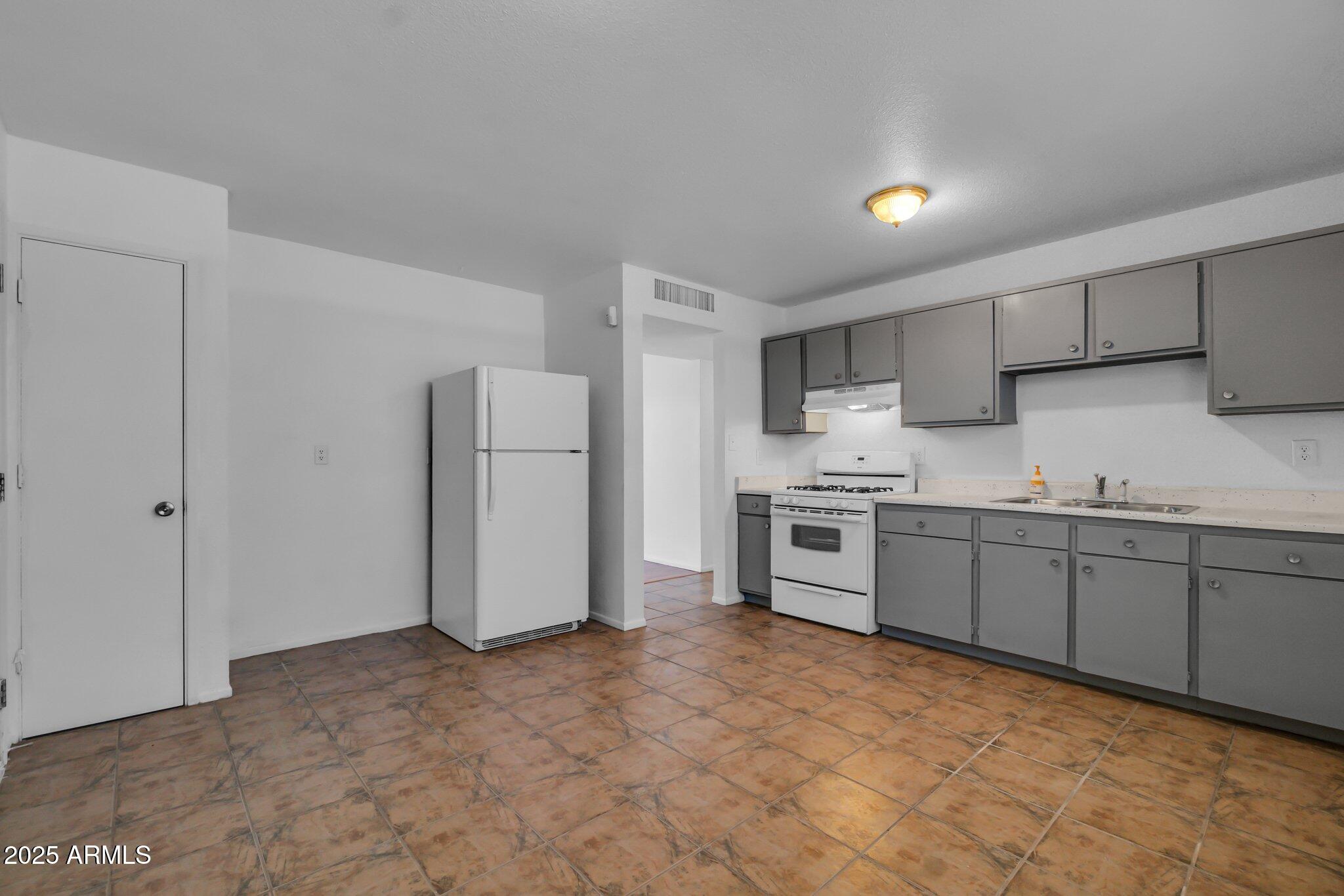 2124 E MOBILE Lane