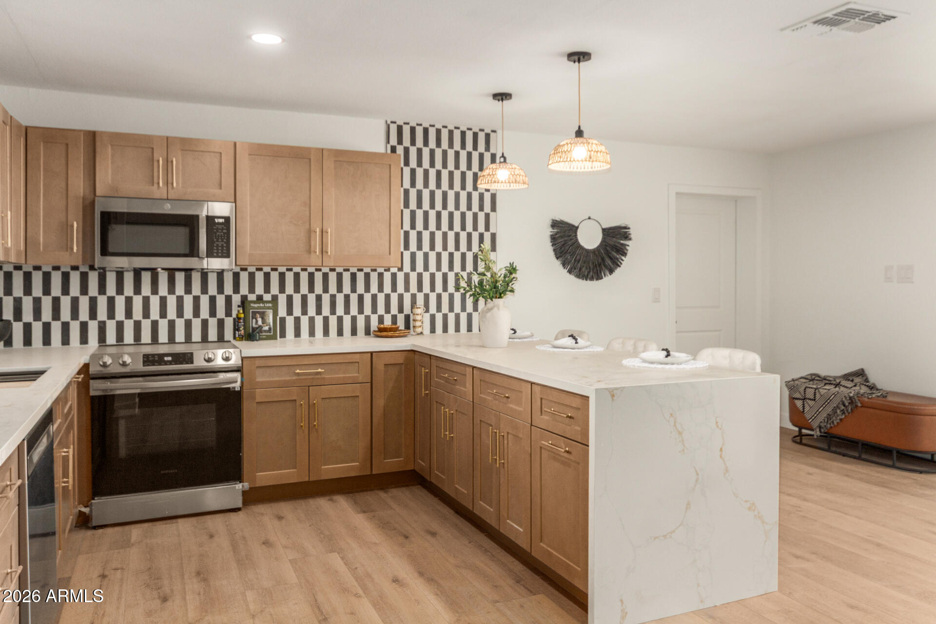 516 E GREENWAY Drive