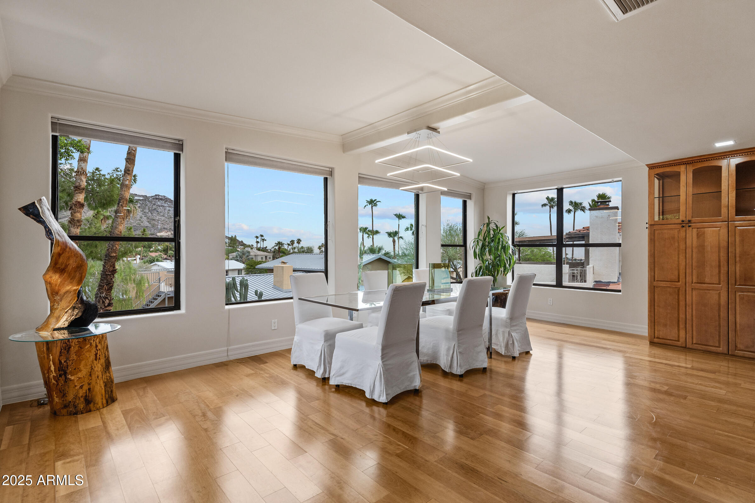 2221 E VISTA Avenue
