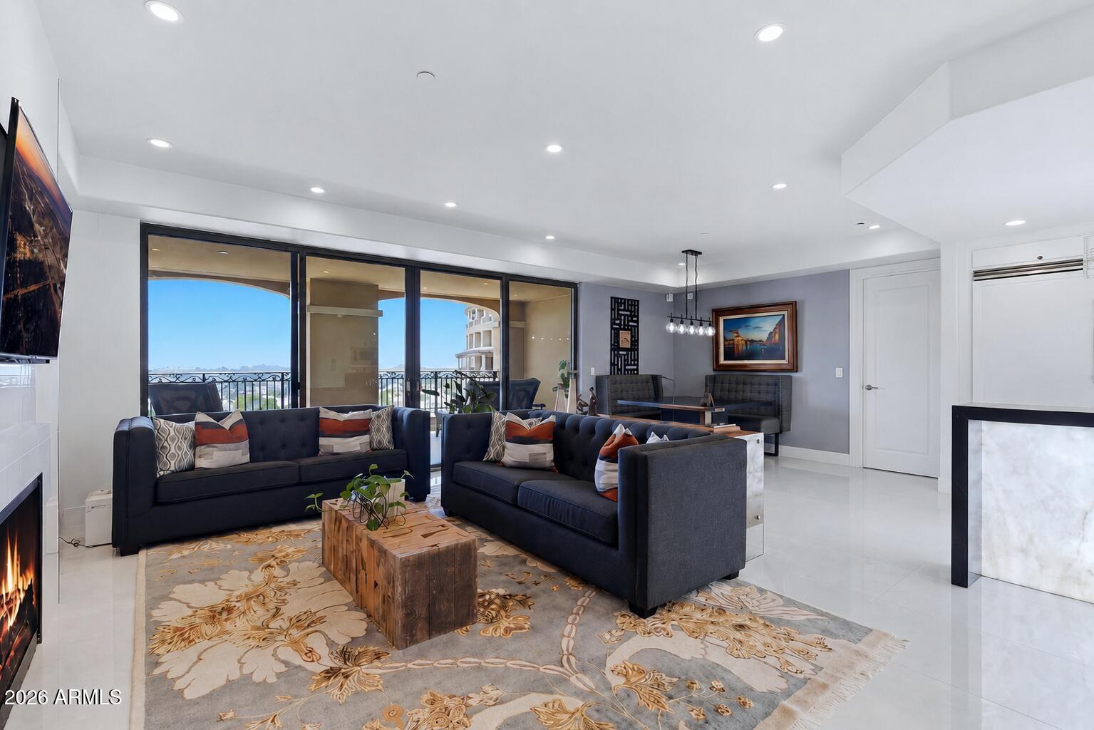 SCOTTSDALE WATERFRONT RESIDENCES - Residential