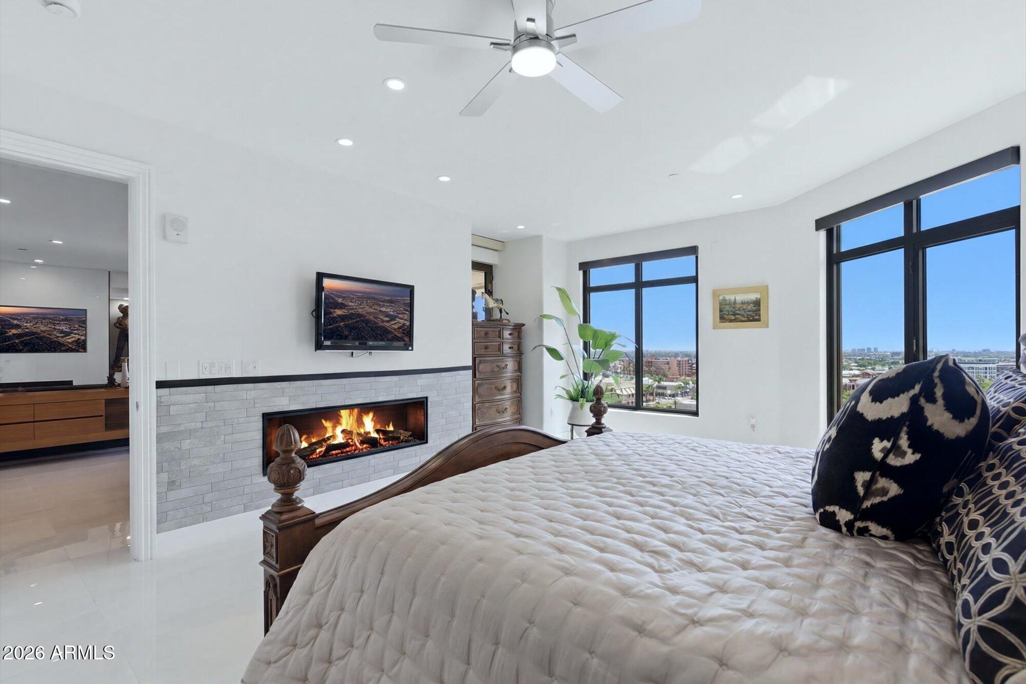 SCOTTSDALE WATERFRONT RESIDENCES - Residential