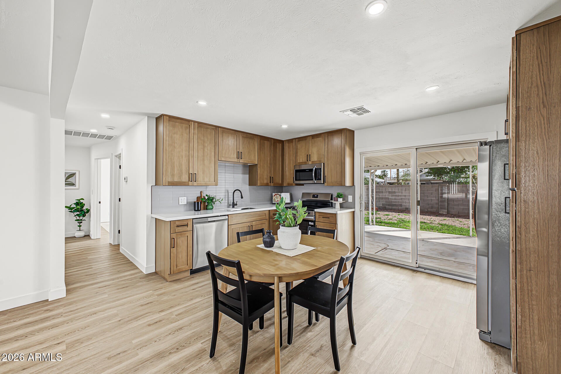 401 E CONTINENTAL Drive