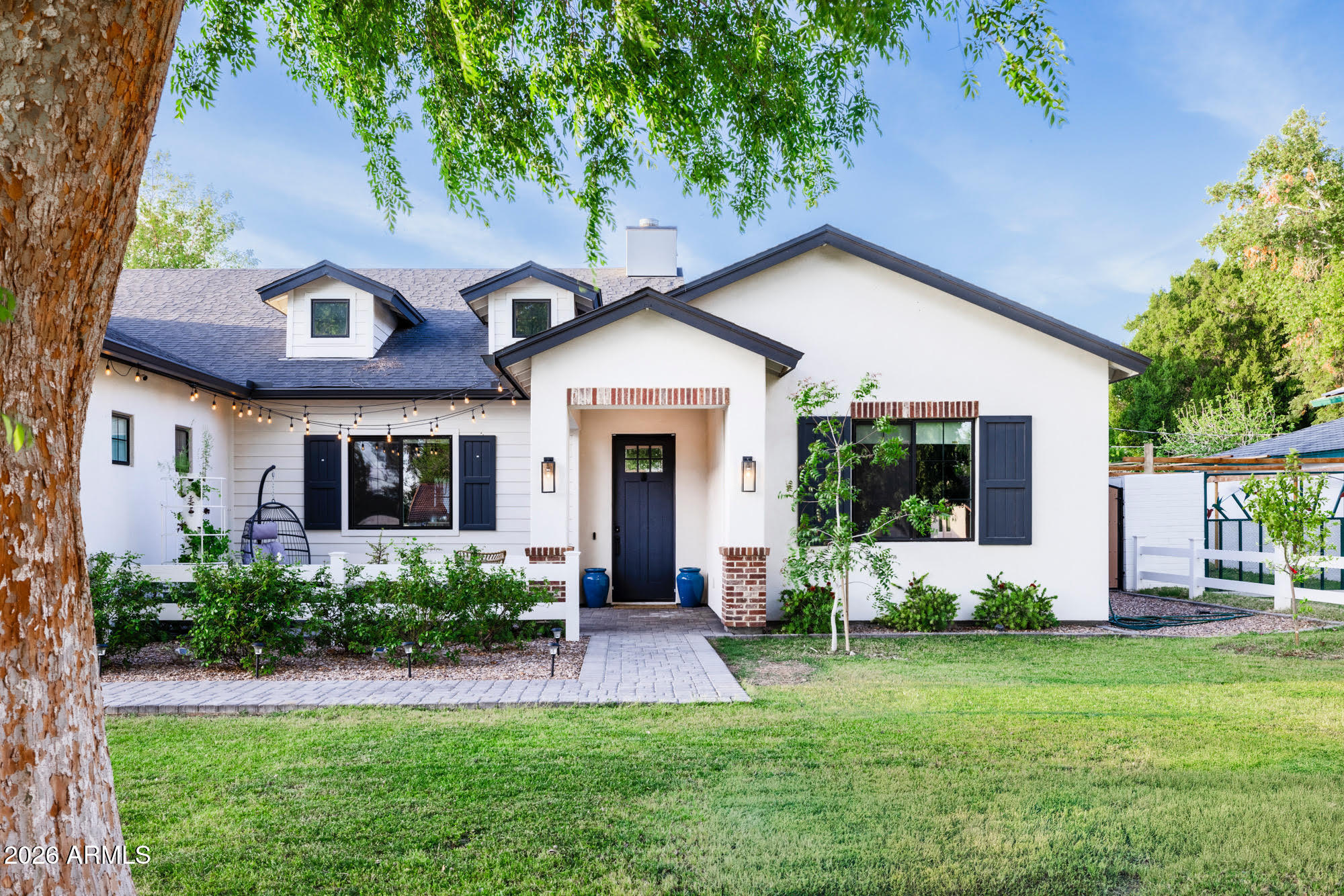 3216 E WELDON Avenue