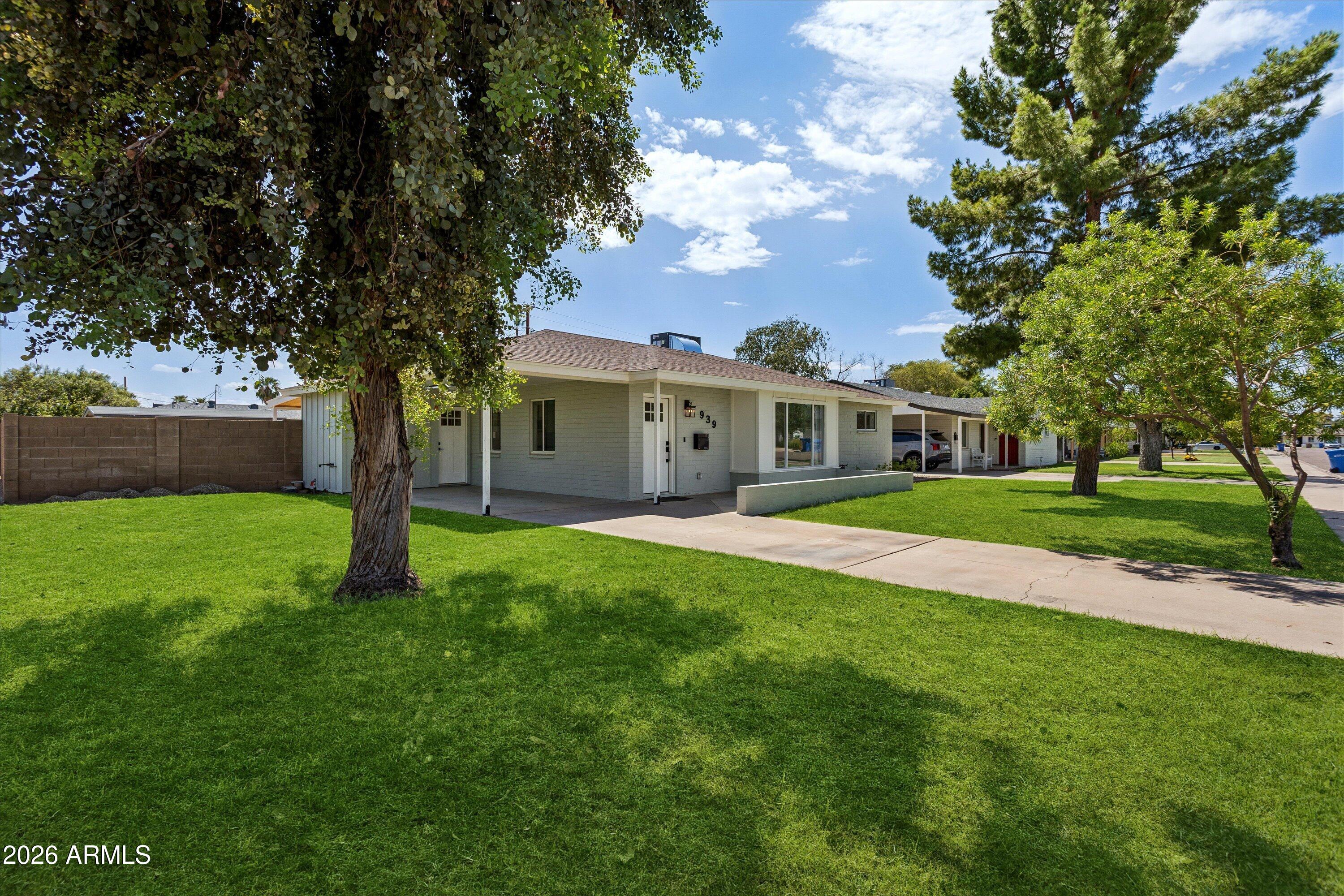 939 E BERRIDGE Lane