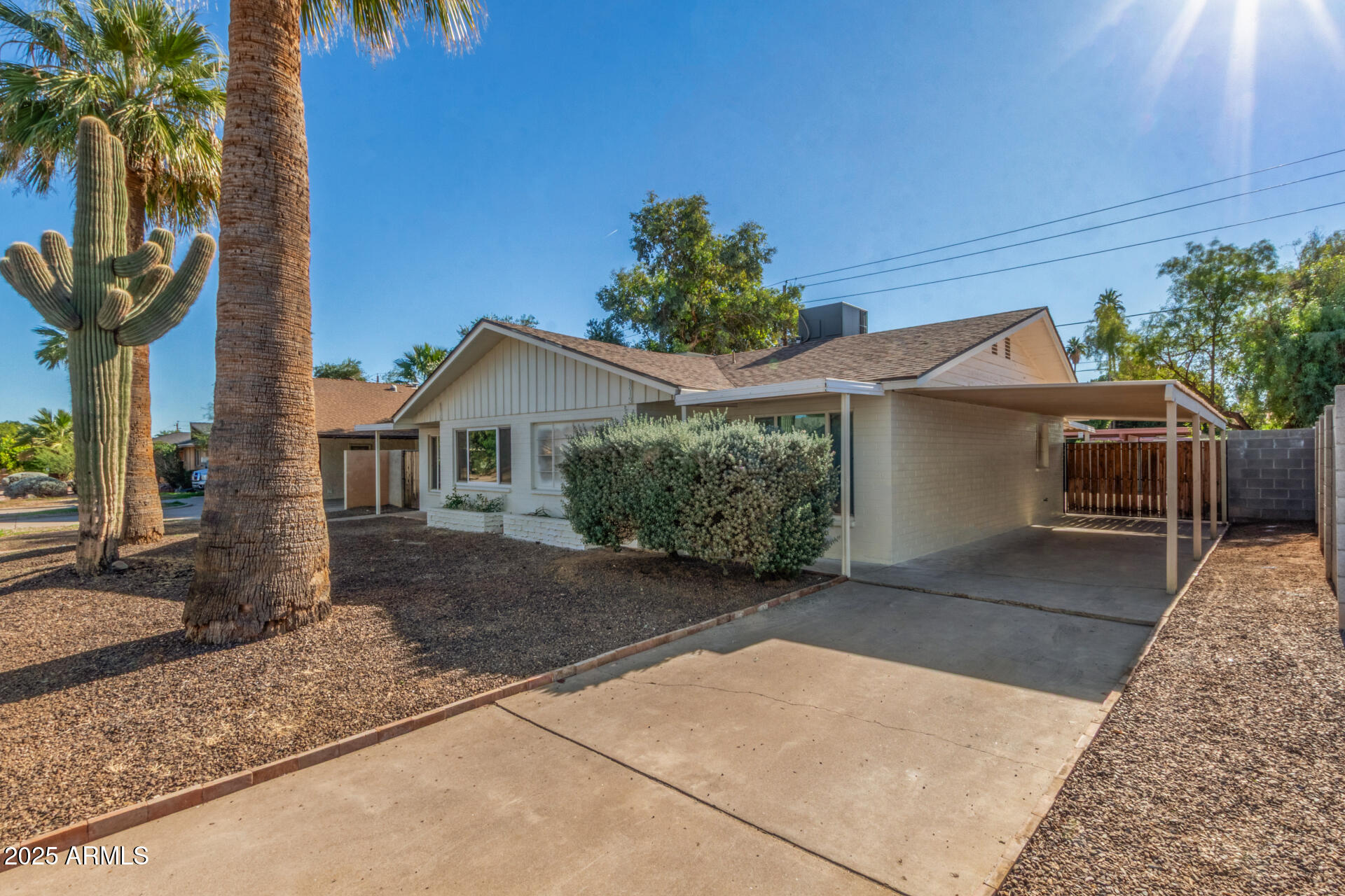 6813 E PINCHOT Avenue