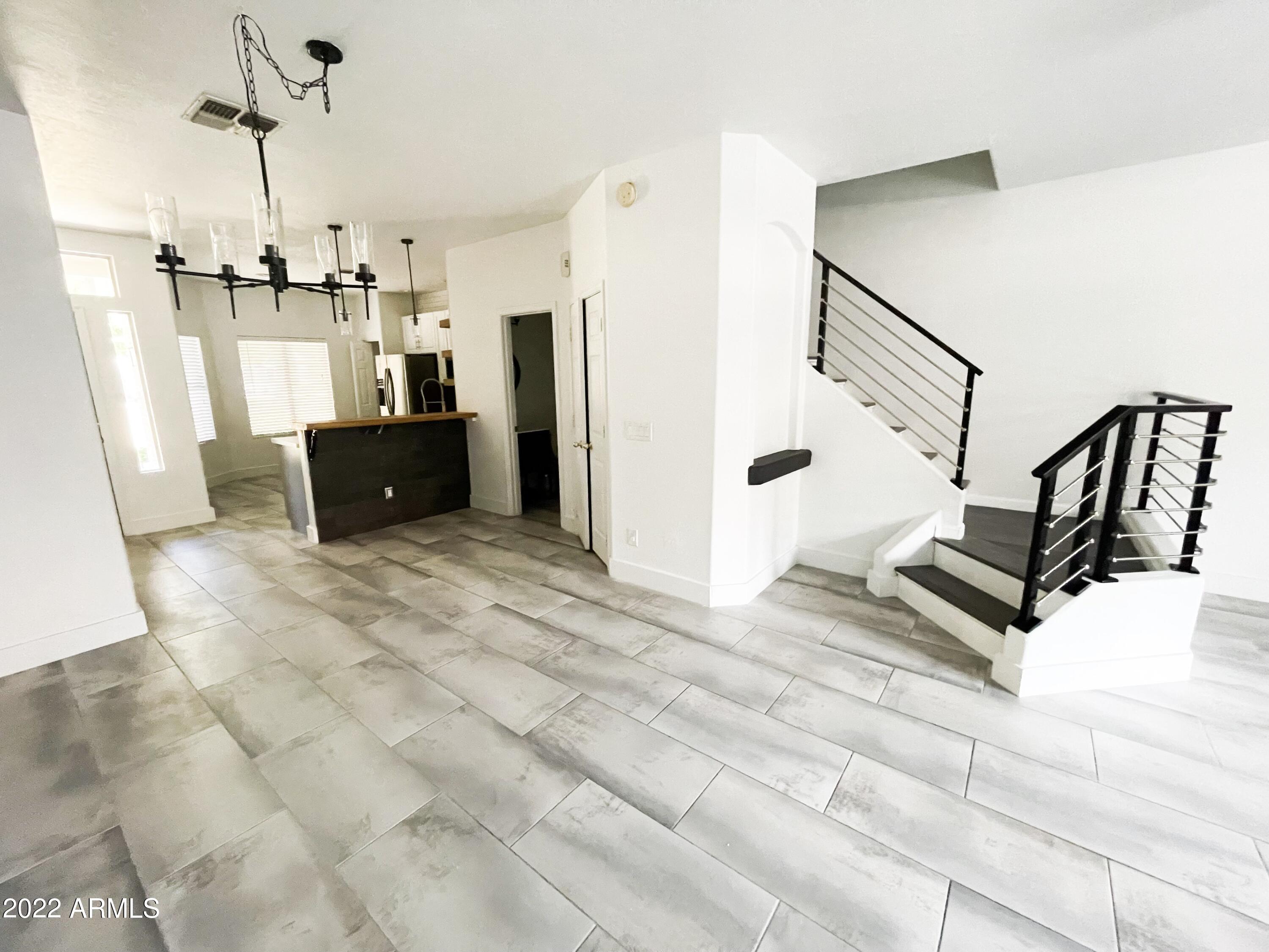 500 N ROOSEVELT Avenue 35