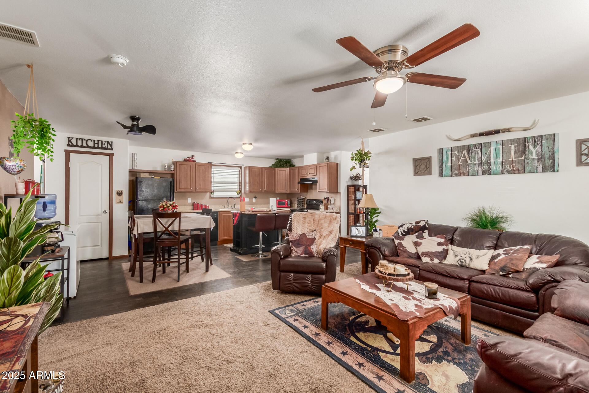 512 W CLAESSENS Drive