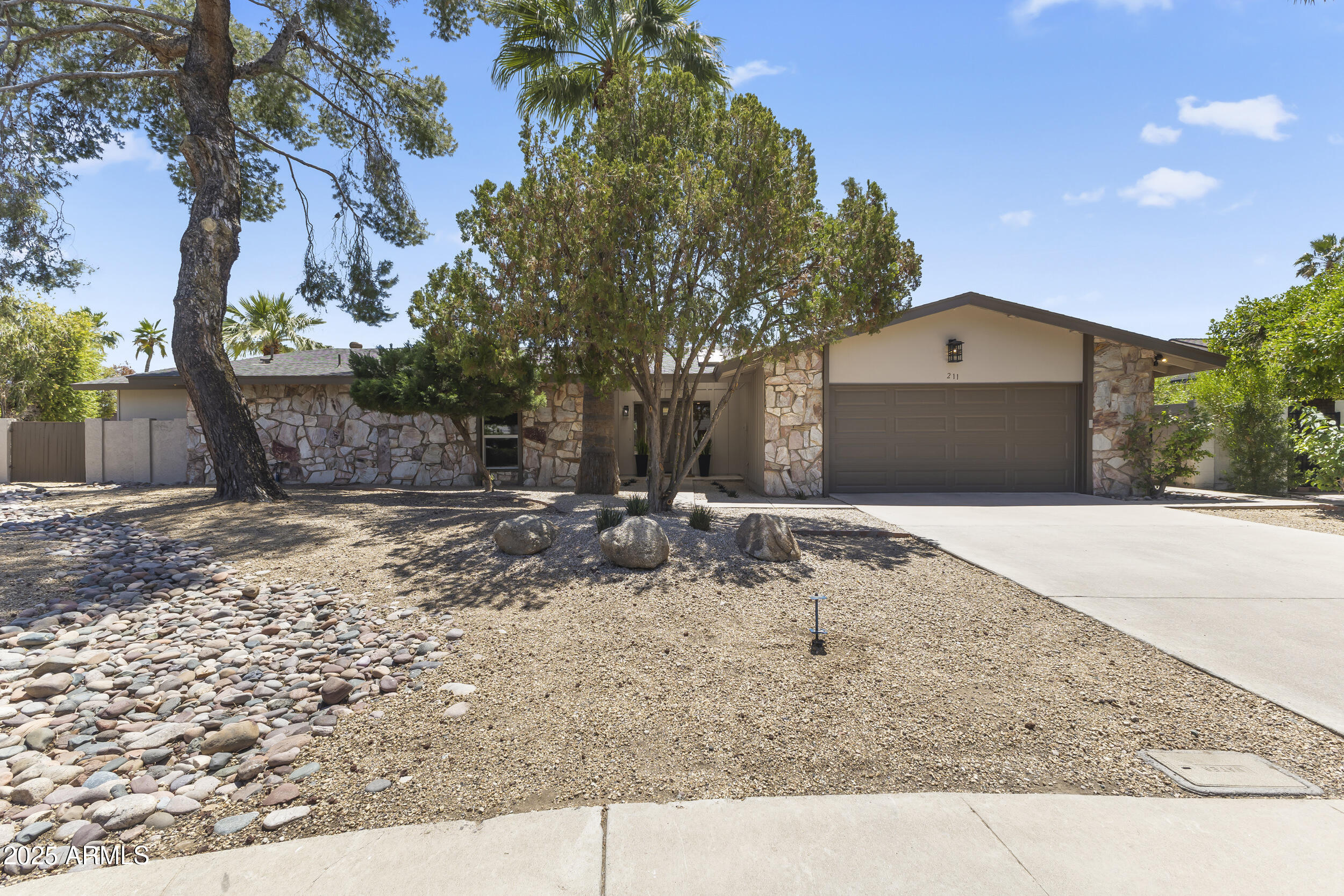 211 W Braeburn Drive