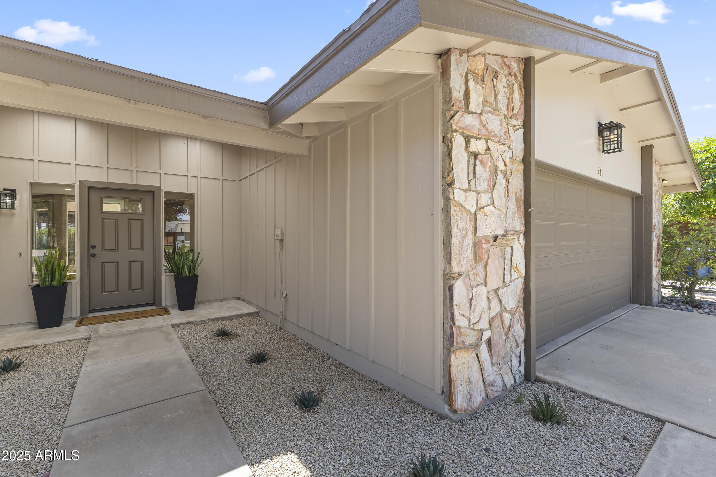211 W Braeburn Drive
