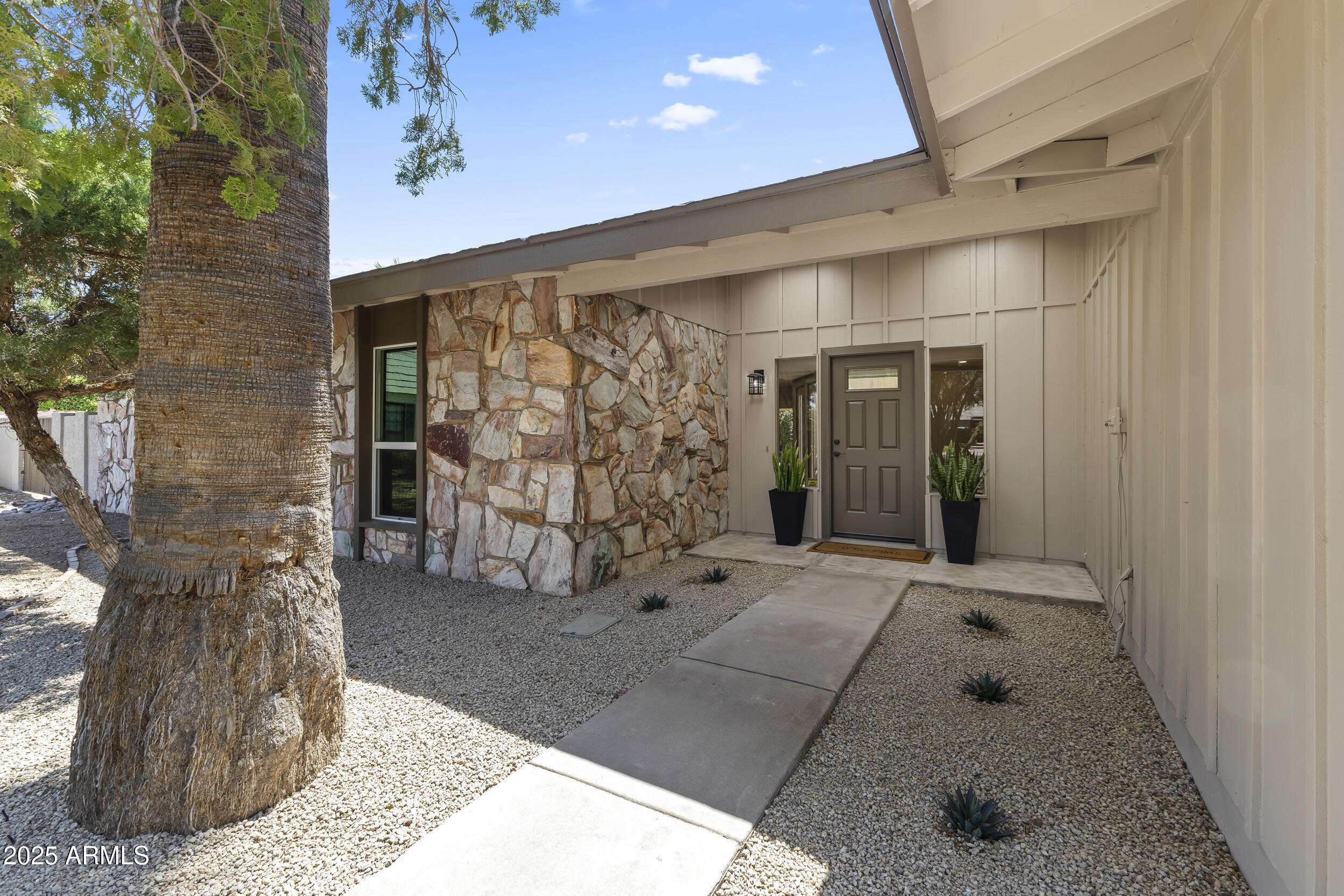 211 W Braeburn Drive