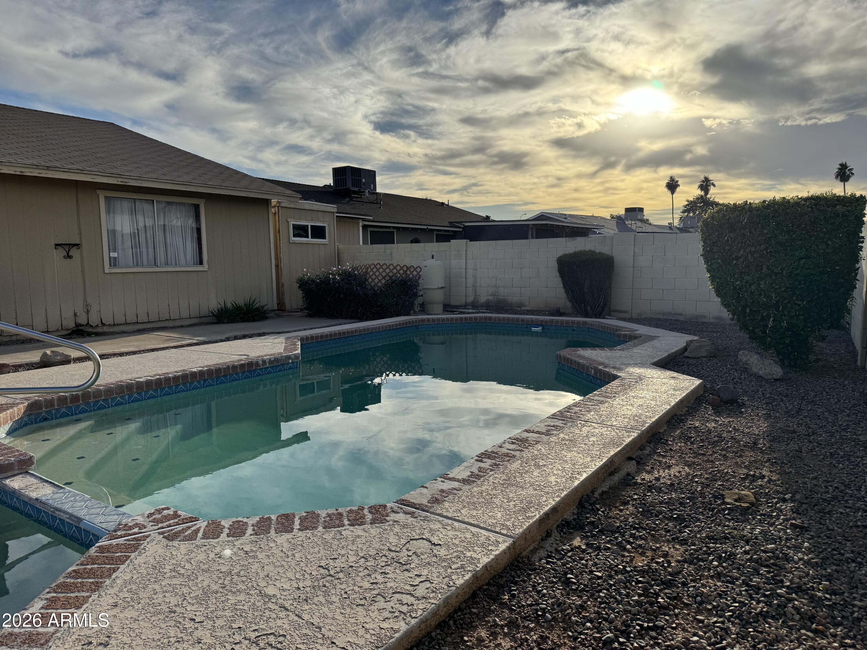 1814 W CHEYENNE Drive