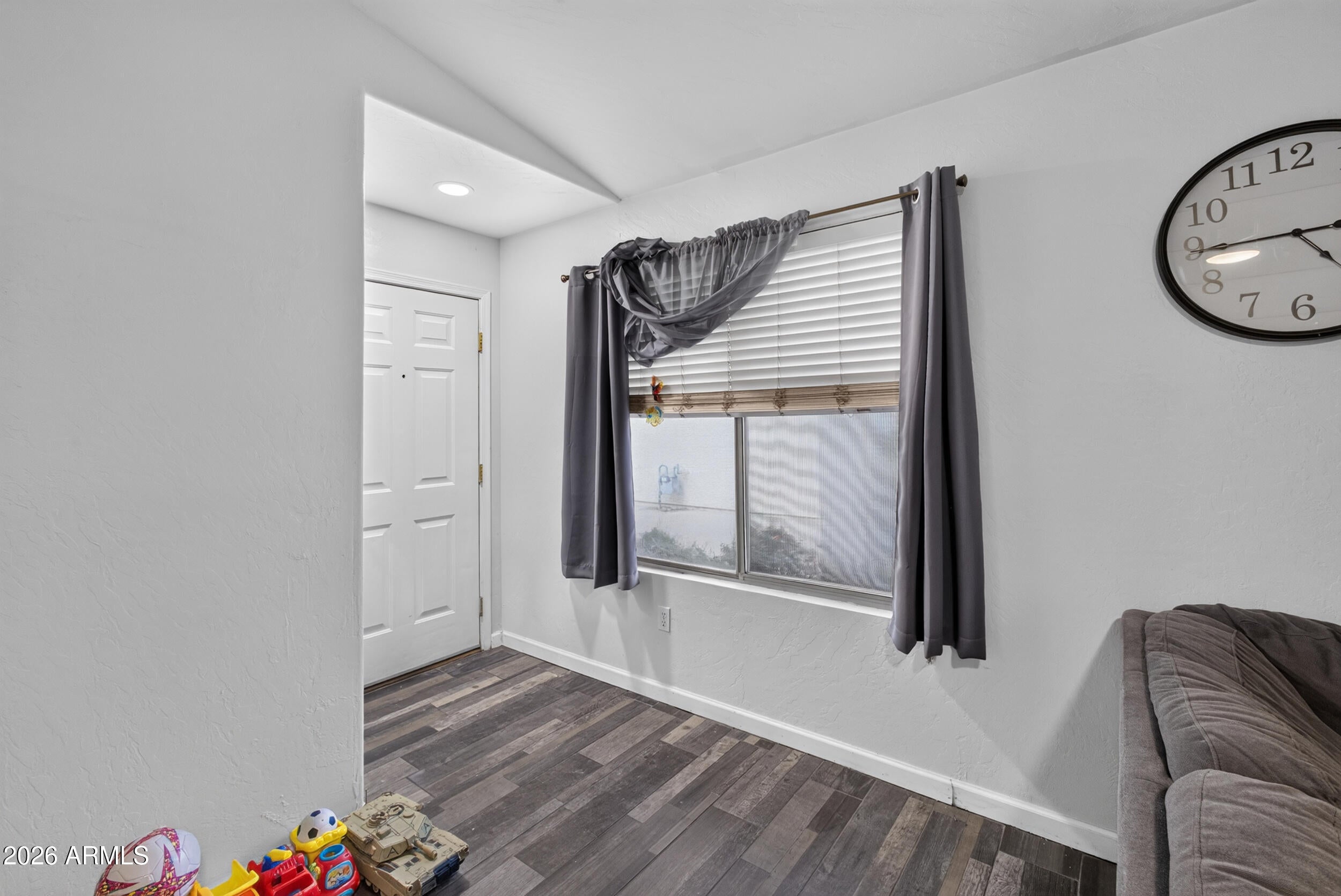 1413 W VAUGHN Avenue