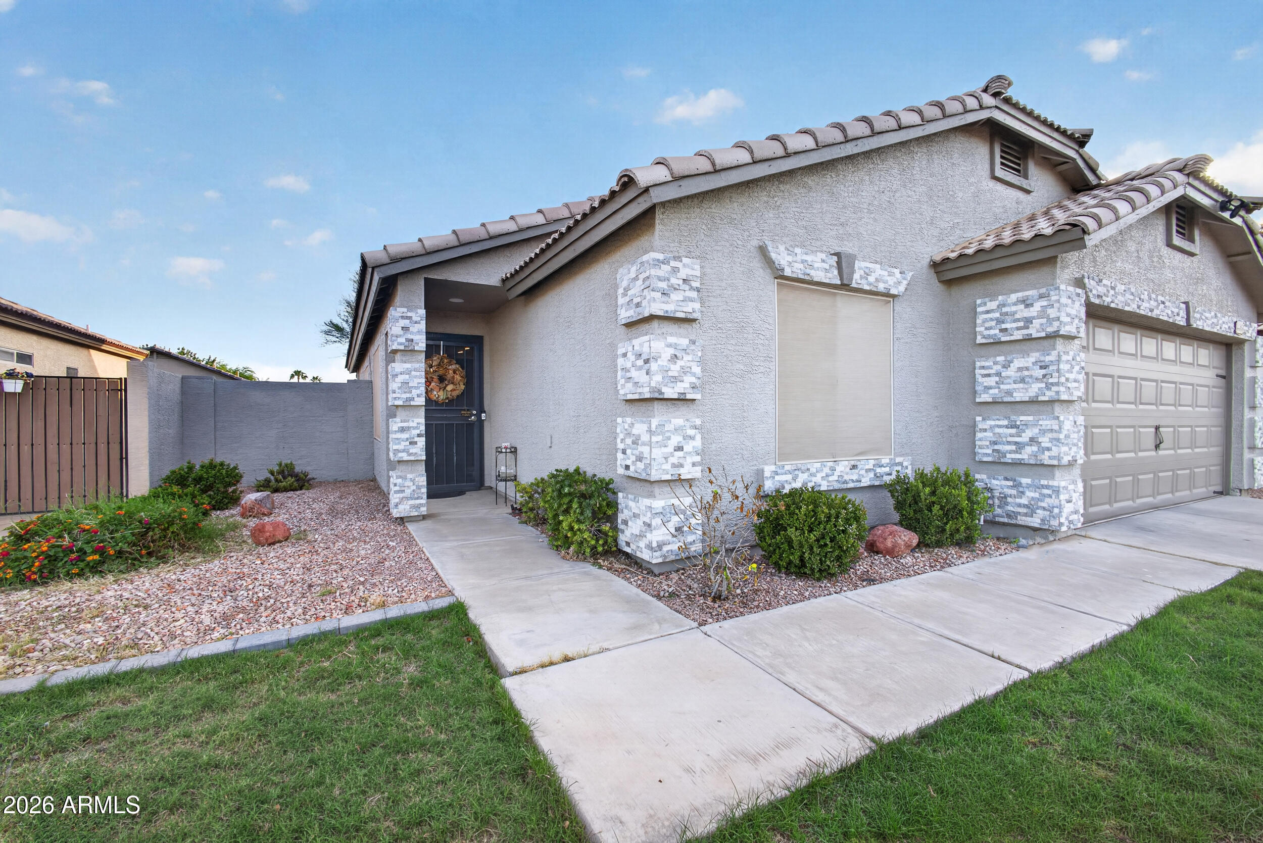 1413 W VAUGHN Avenue