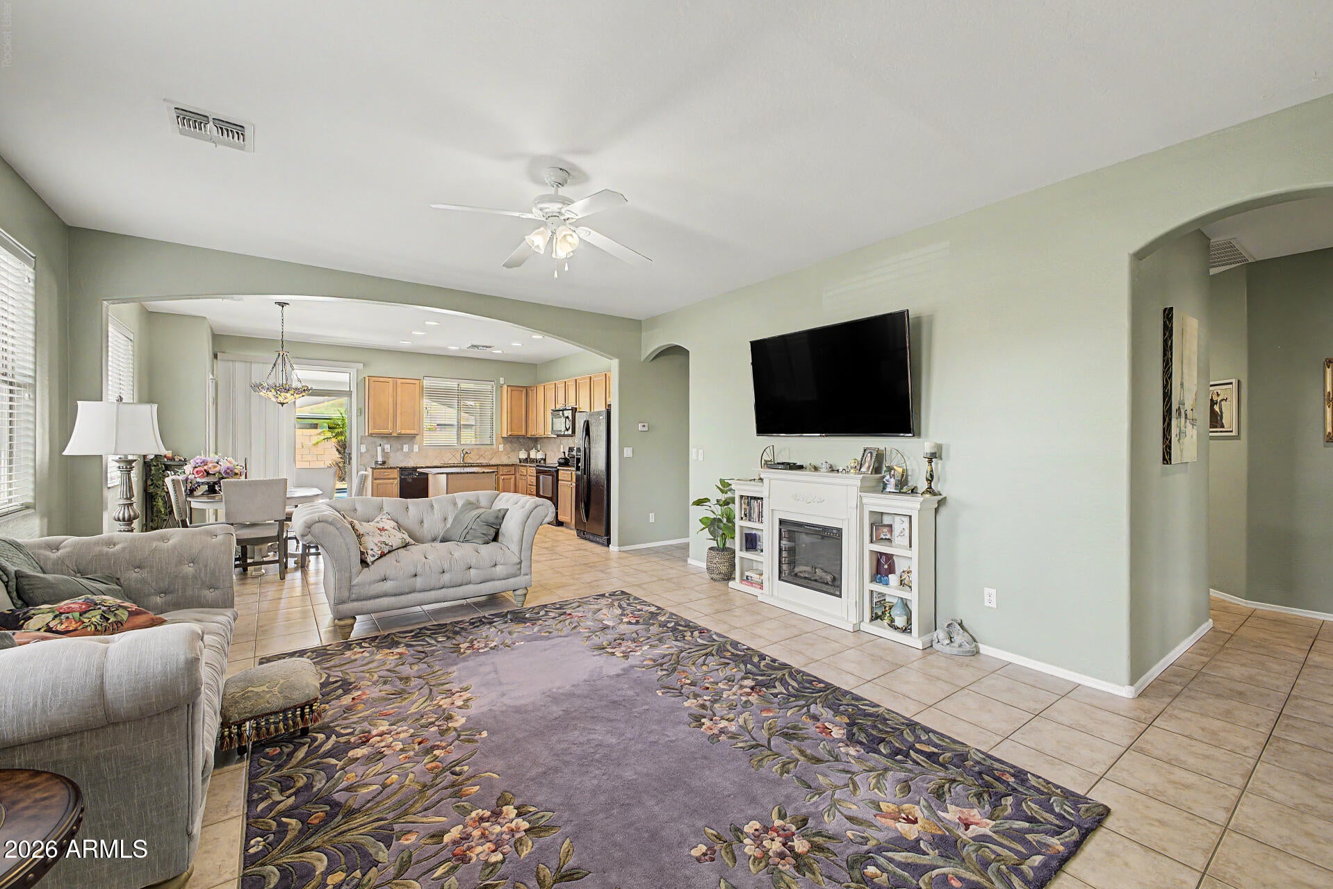 934 E Saddleback Place