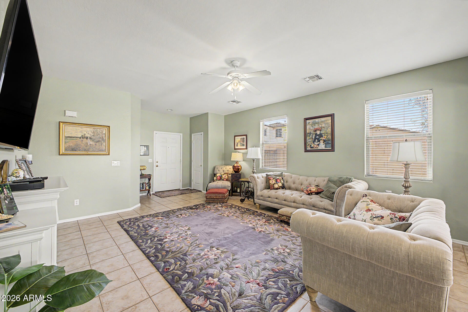 934 E Saddleback Place