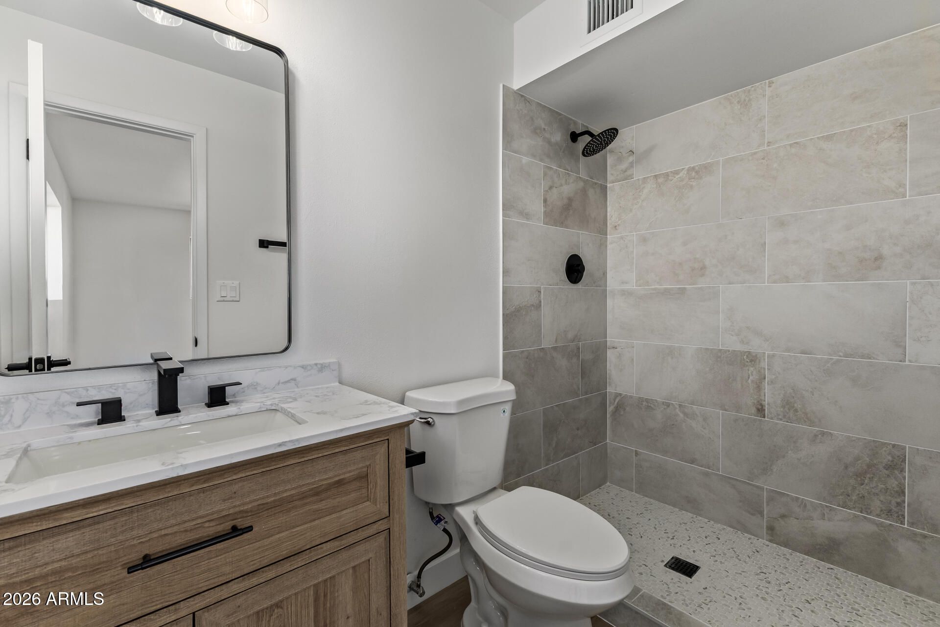 5325 E DES MOINES Street