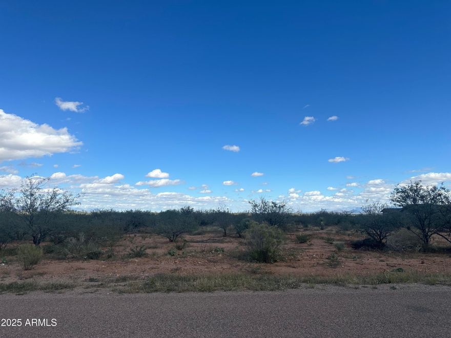 Beautiful 4 acres to build your dream home!!
Paved road and a great view of our mountains!!