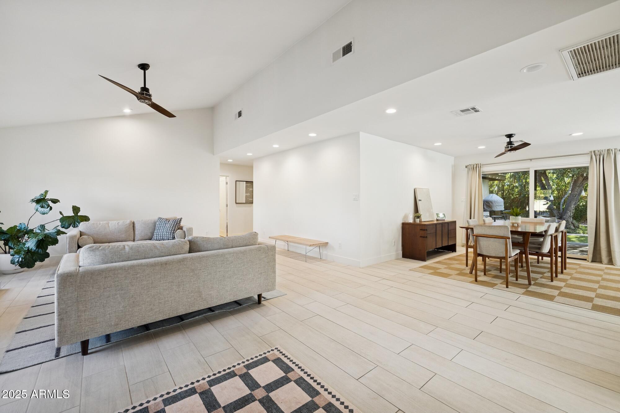 8542 N WOODLAND Court