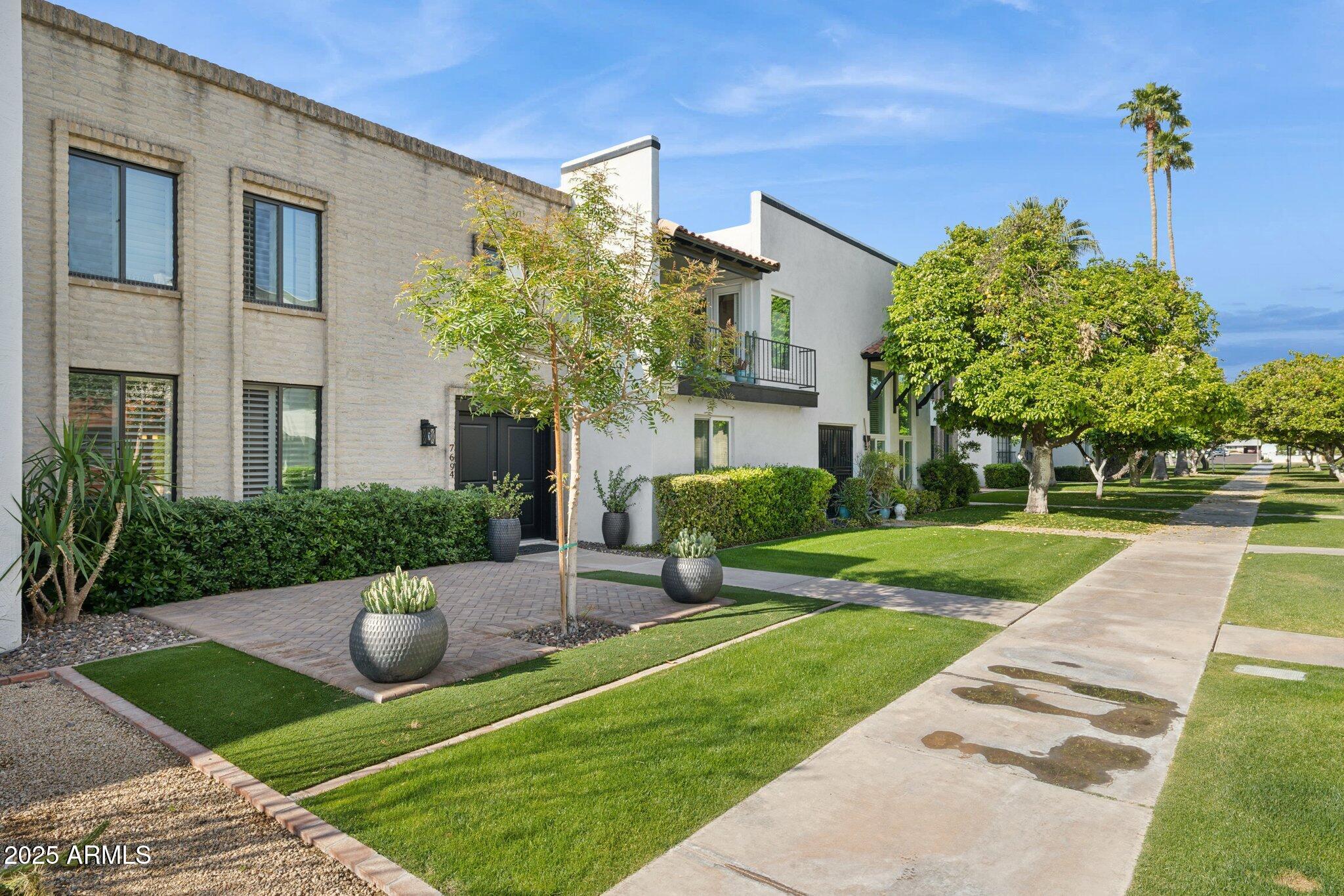 7694 E MINNEZONA Avenue