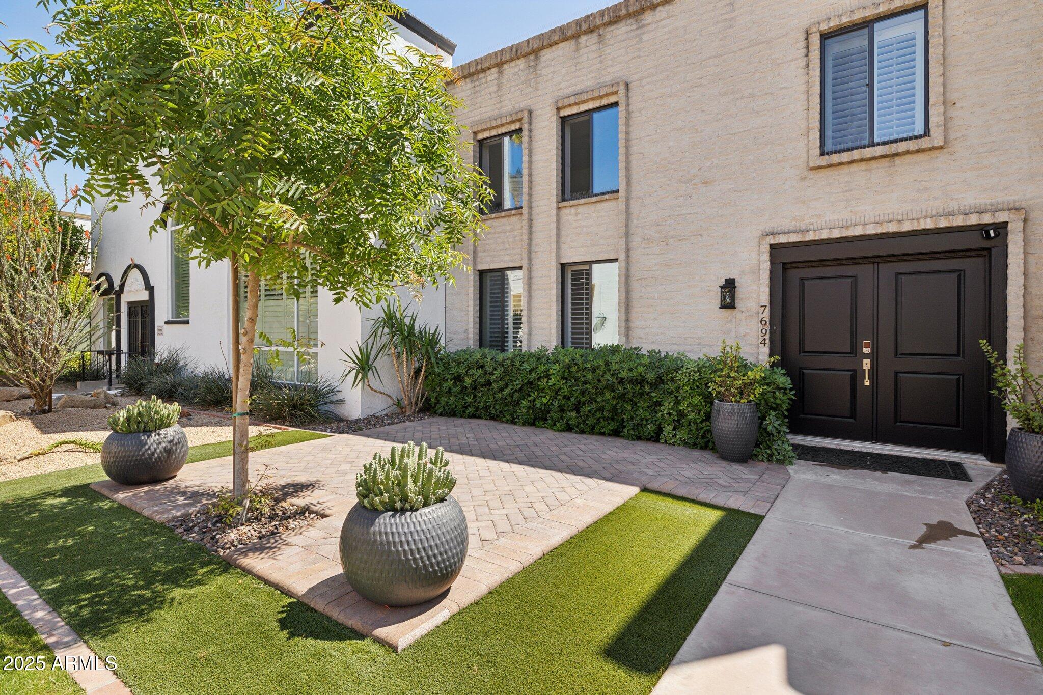 7694 E MINNEZONA Avenue