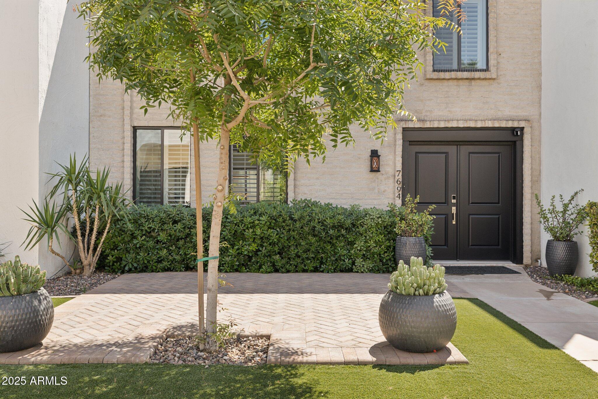 7694 E MINNEZONA Avenue
