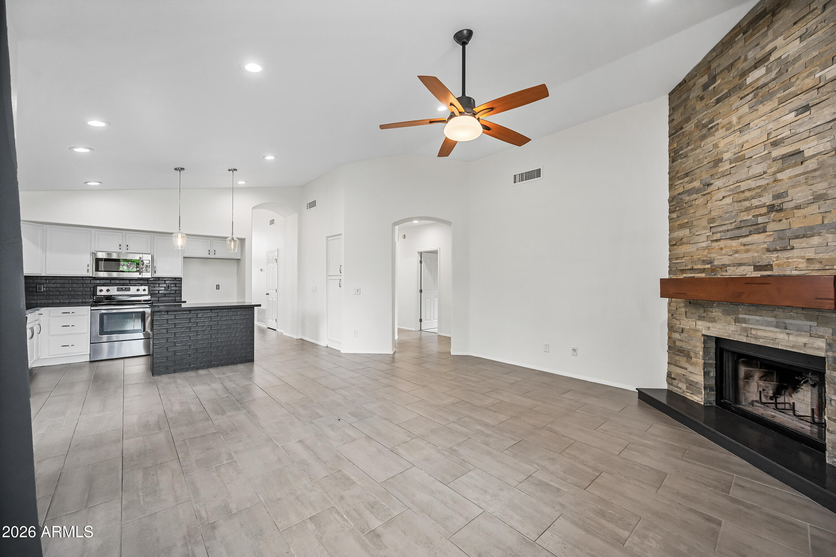 1550 W MAPLEWOOD Street