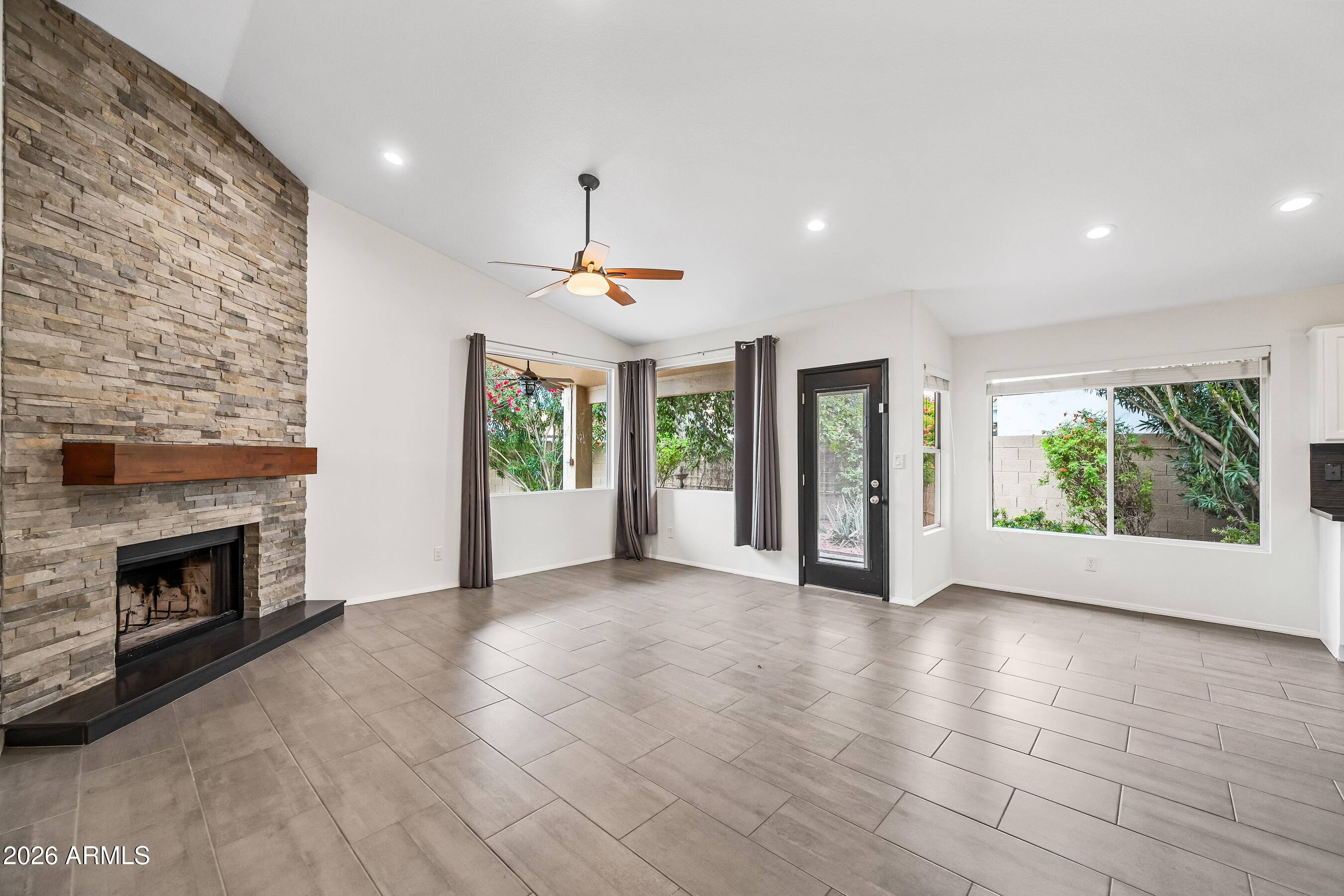 1550 W MAPLEWOOD Street