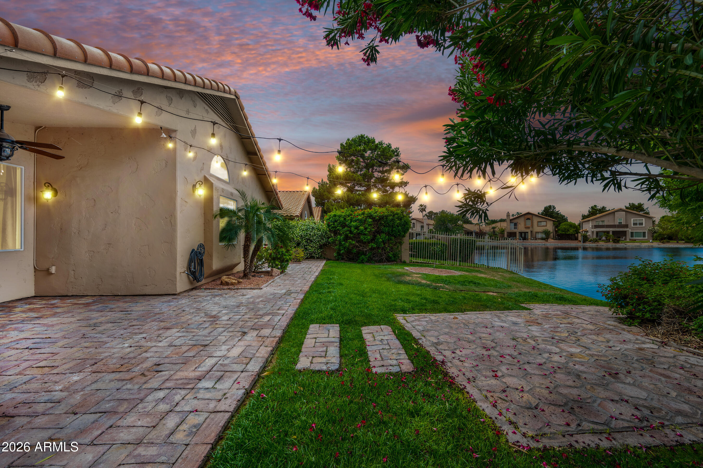 1550 W MAPLEWOOD Street