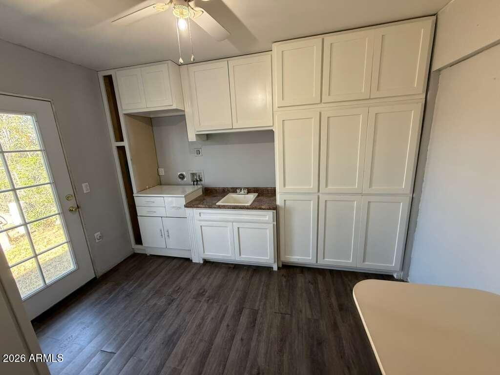 936 E 8TH Street Rear